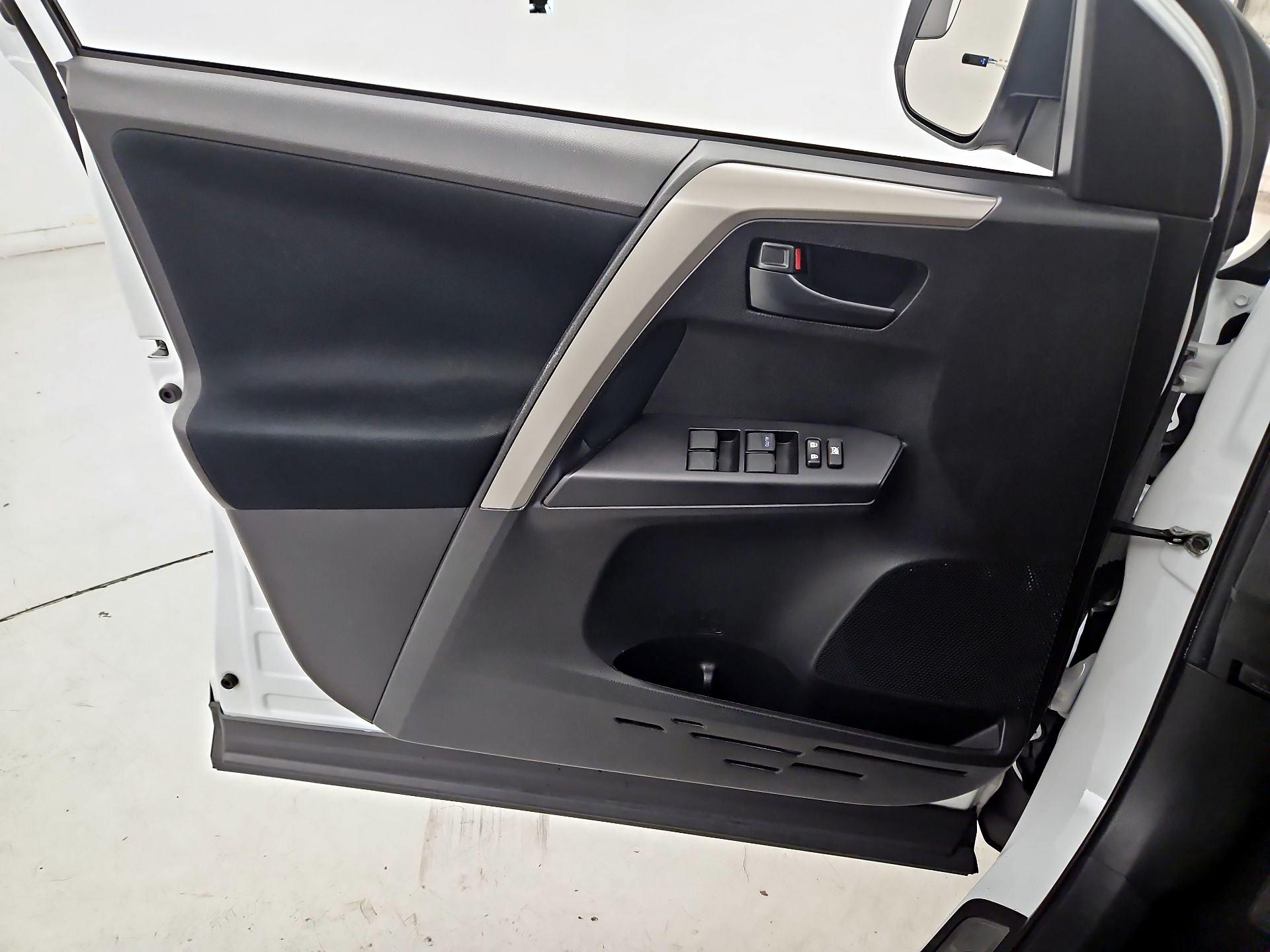 Thumbnail: 2018 Toyota RAV4 - 12