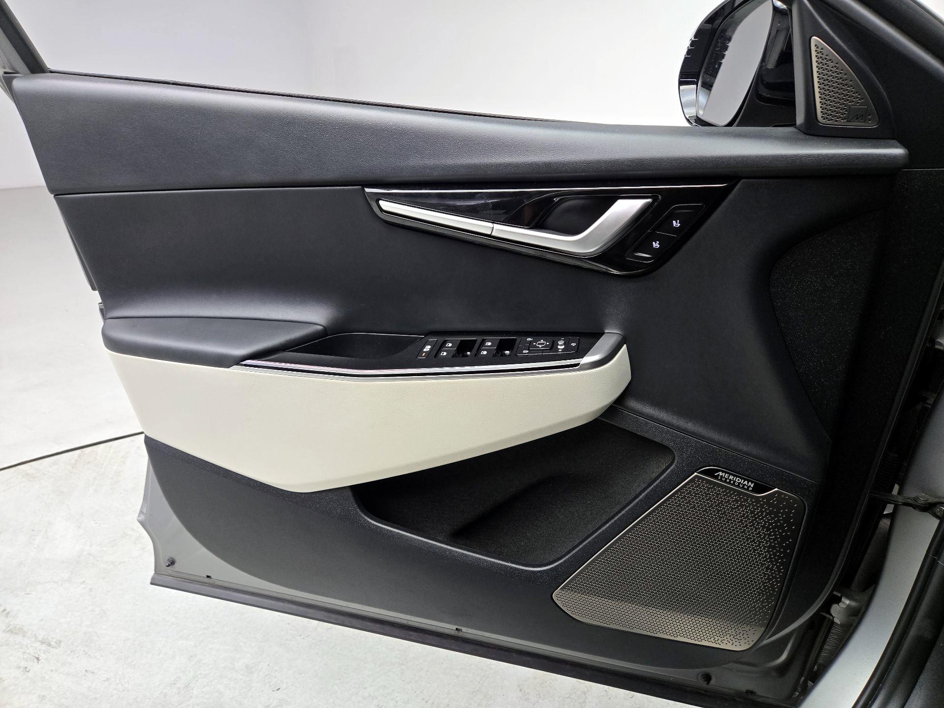 Thumbnail: 2022 Kia EV6 - 12