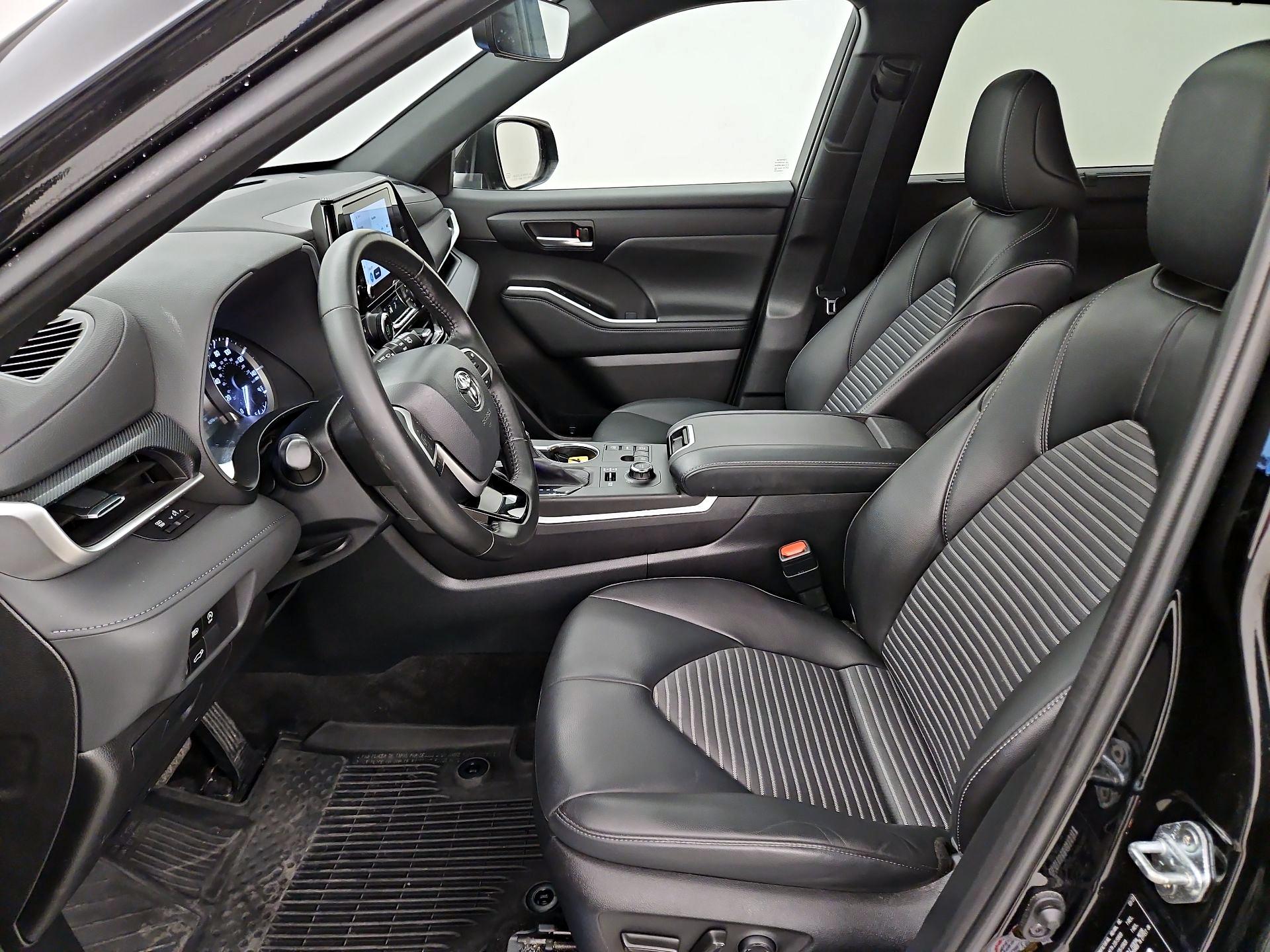 Thumbnail: 2023 Toyota Highlander - 11