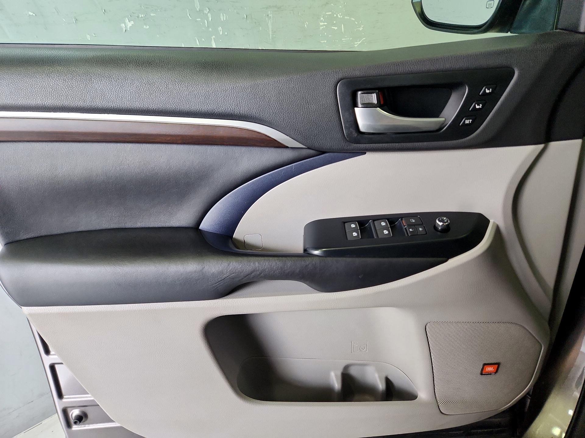 Thumbnail: 2016 Toyota Highlander - 12