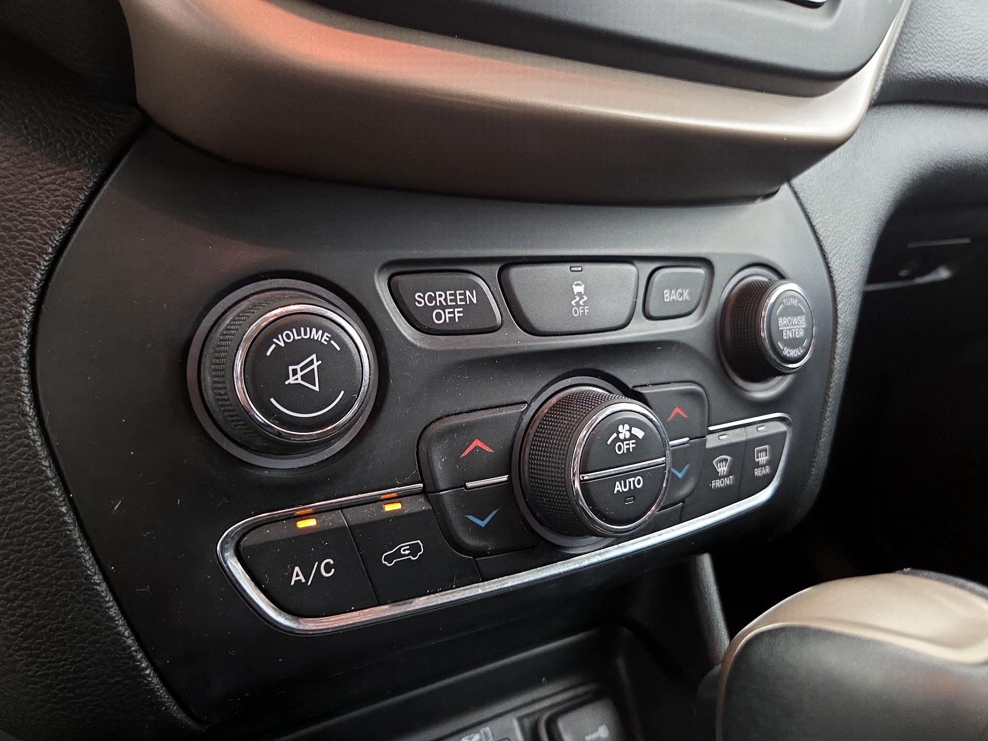 Thumbnail: 2016 Jeep Cherokee - 17