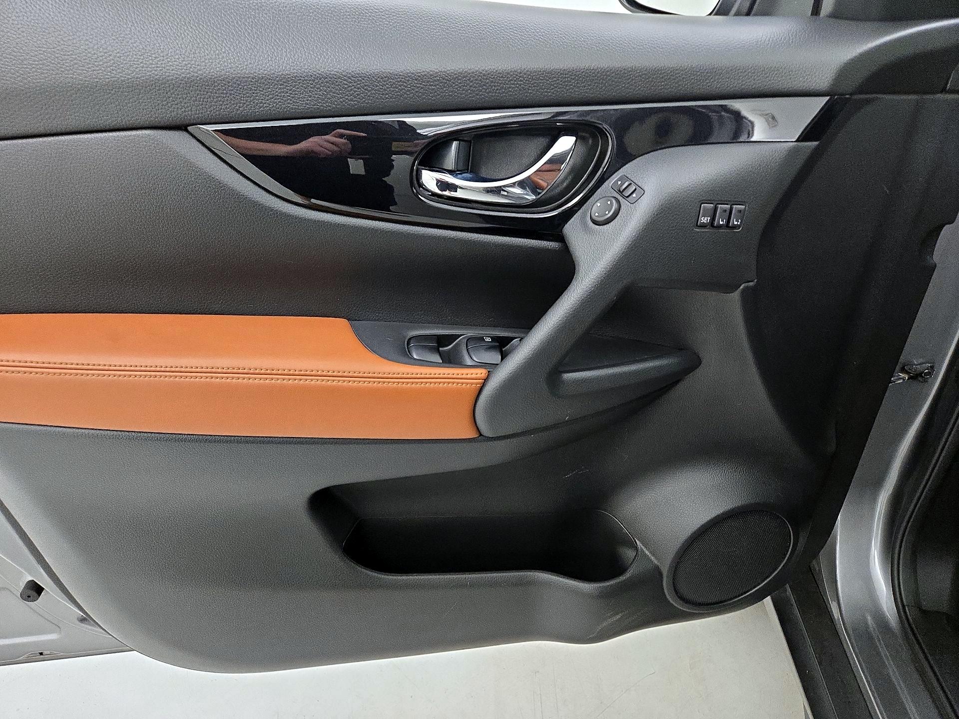 Thumbnail: 2017 Nissan Rogue - 12