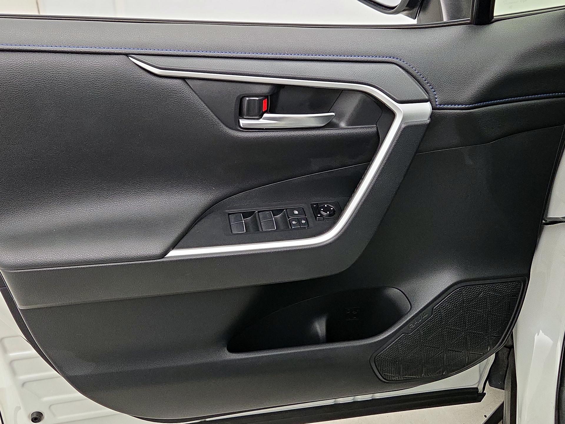 Thumbnail: 2019 Toyota RAV4 - 12