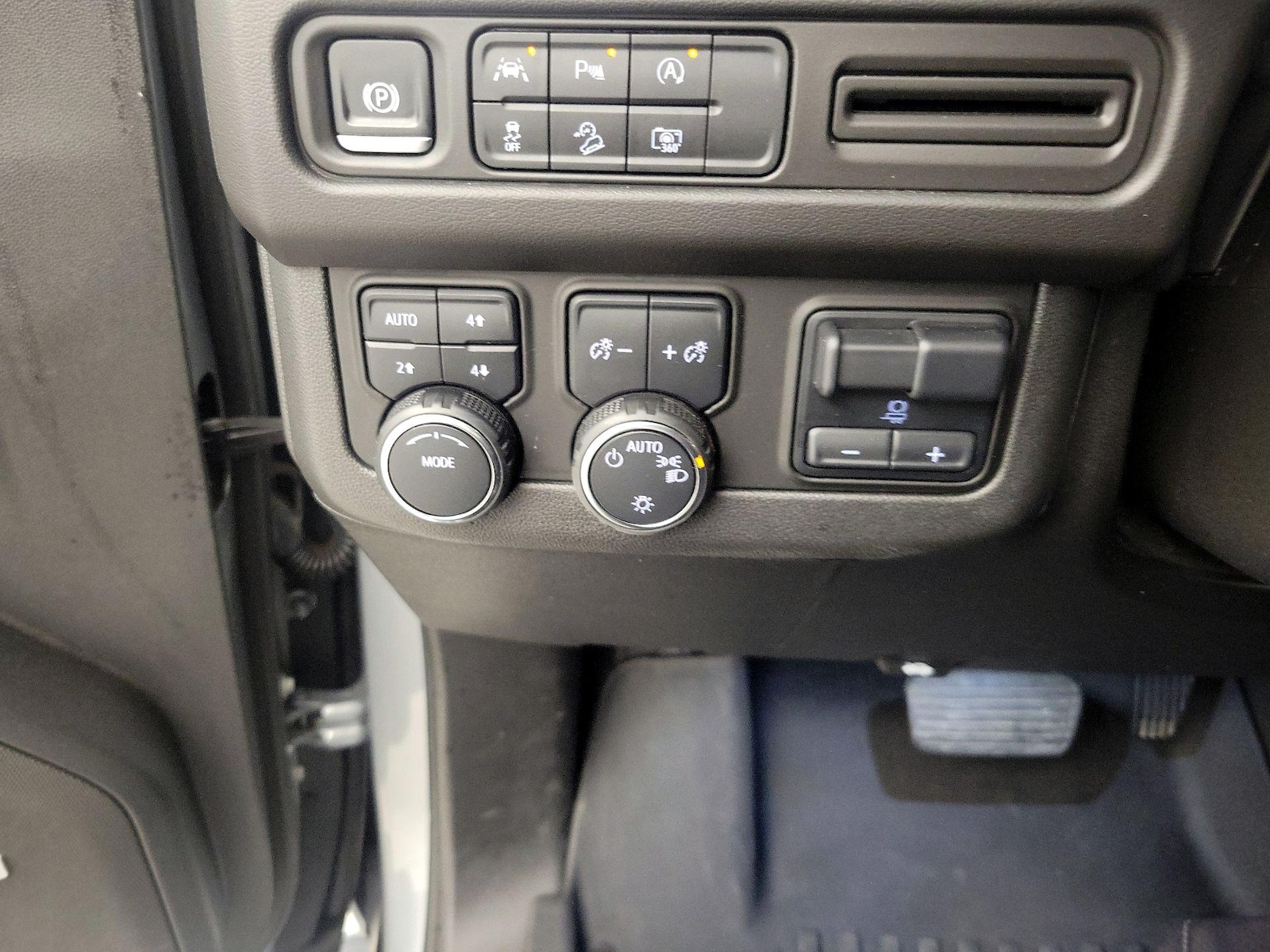 2024 Chevrolet Suburban Z71 - Photo 14