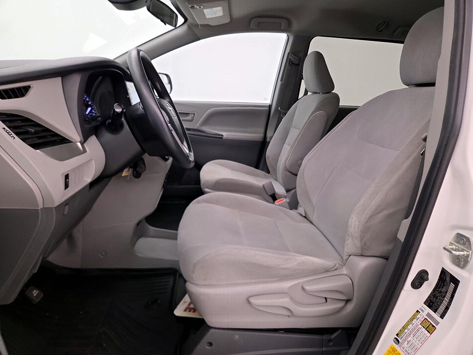 Thumbnail: 2020 Toyota Sienna - 11