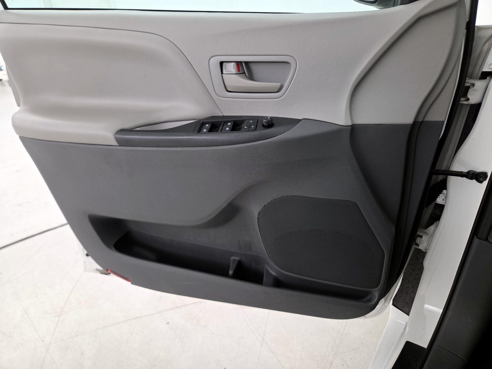 Thumbnail: 2020 Toyota Sienna - 12