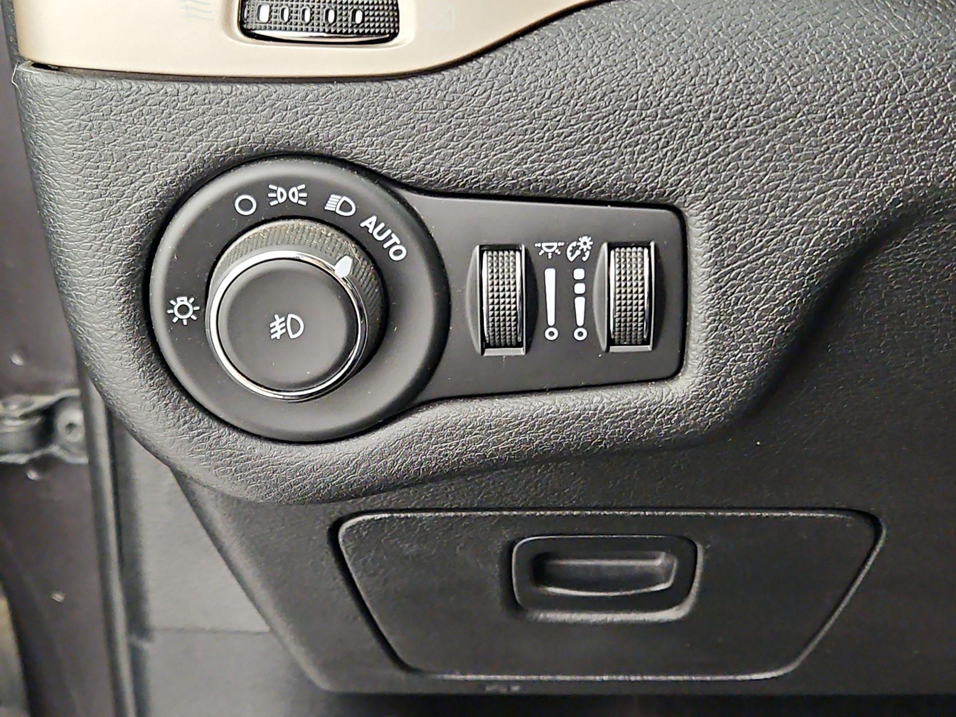 Thumbnail: 2017 Jeep Cherokee - 13