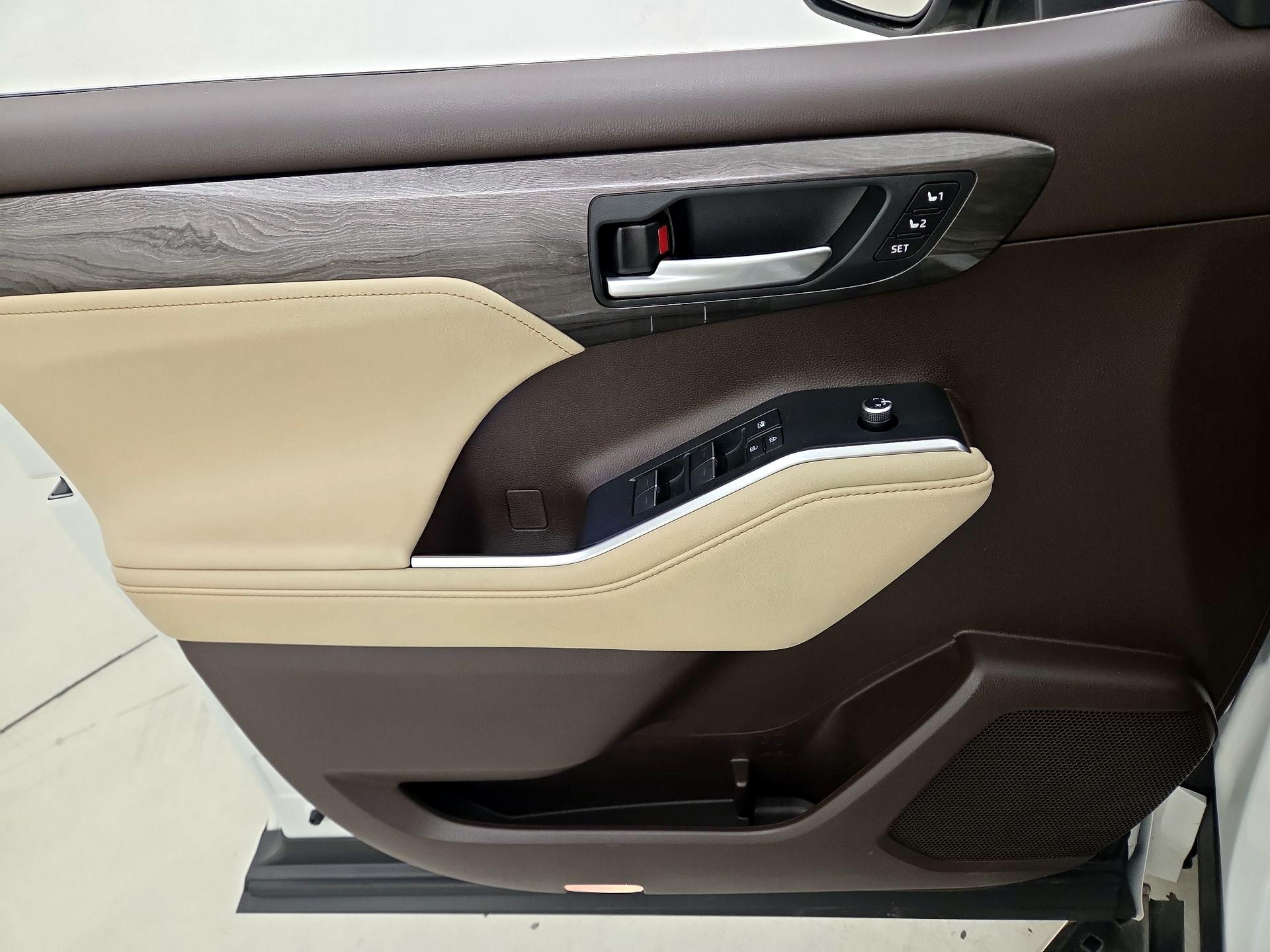 Thumbnail: 2021 Toyota Highlander - 12