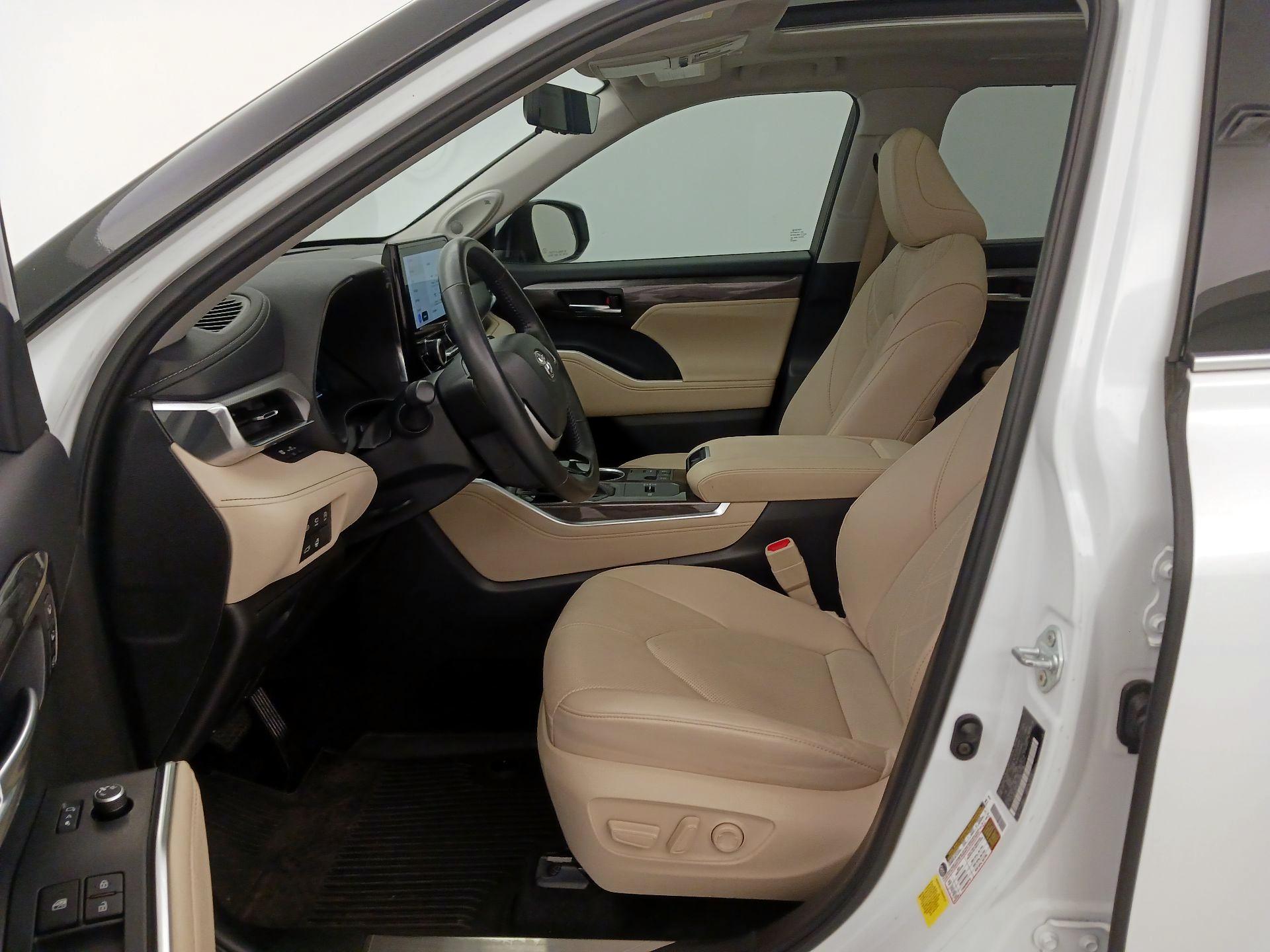 Thumbnail: 2024 Toyota Highlander - 11