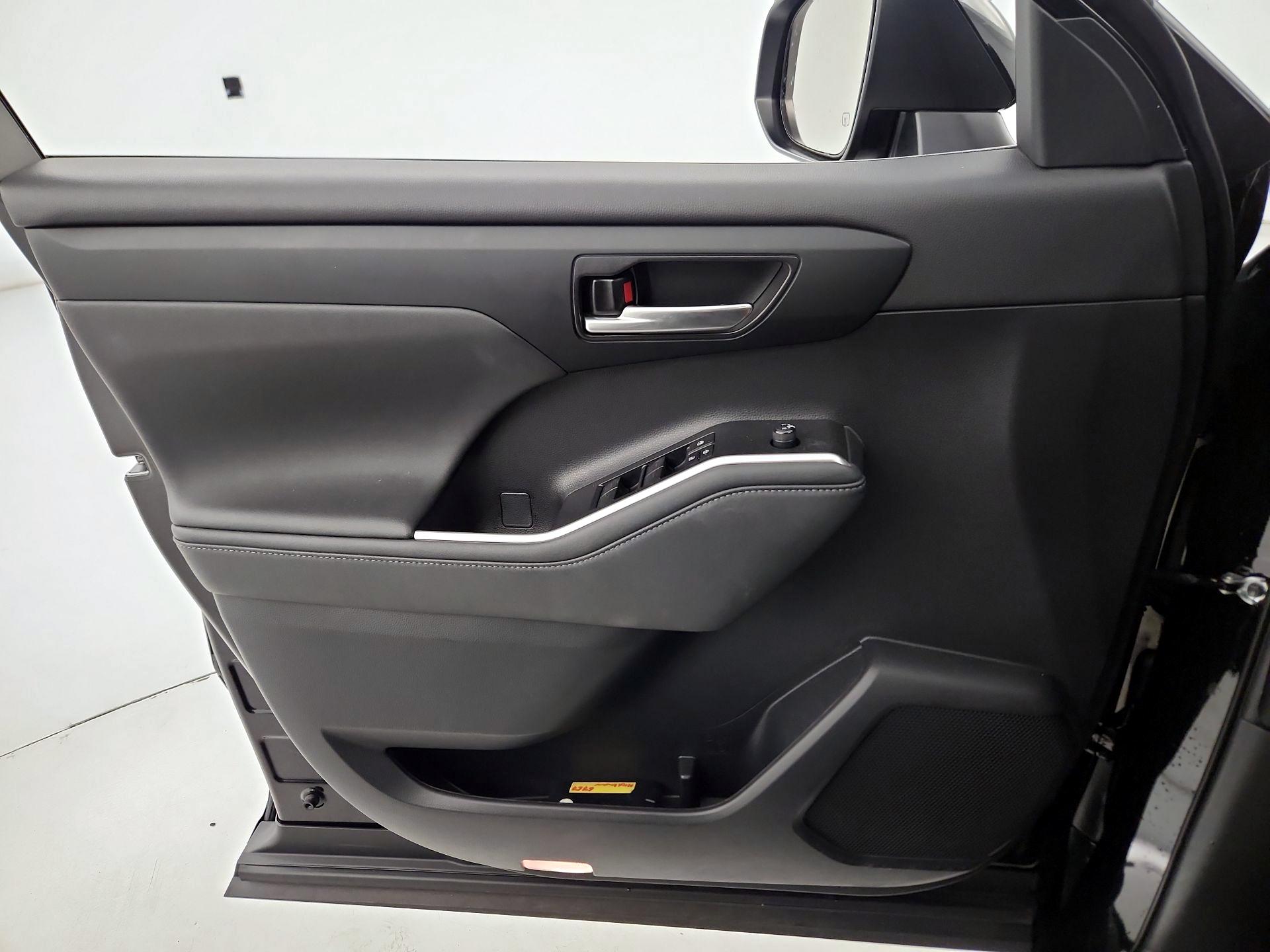 Thumbnail: 2023 Toyota Highlander - 10