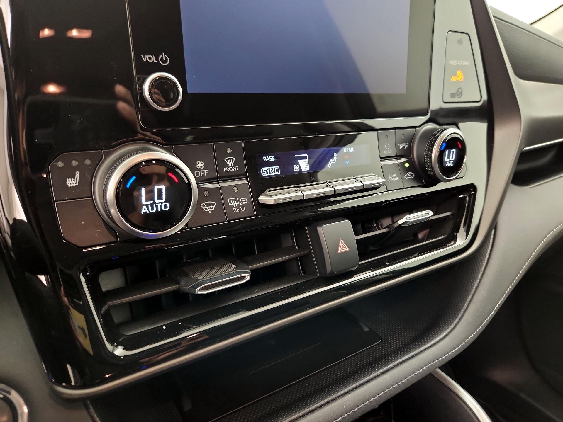 Thumbnail: 2023 Toyota Highlander - 14