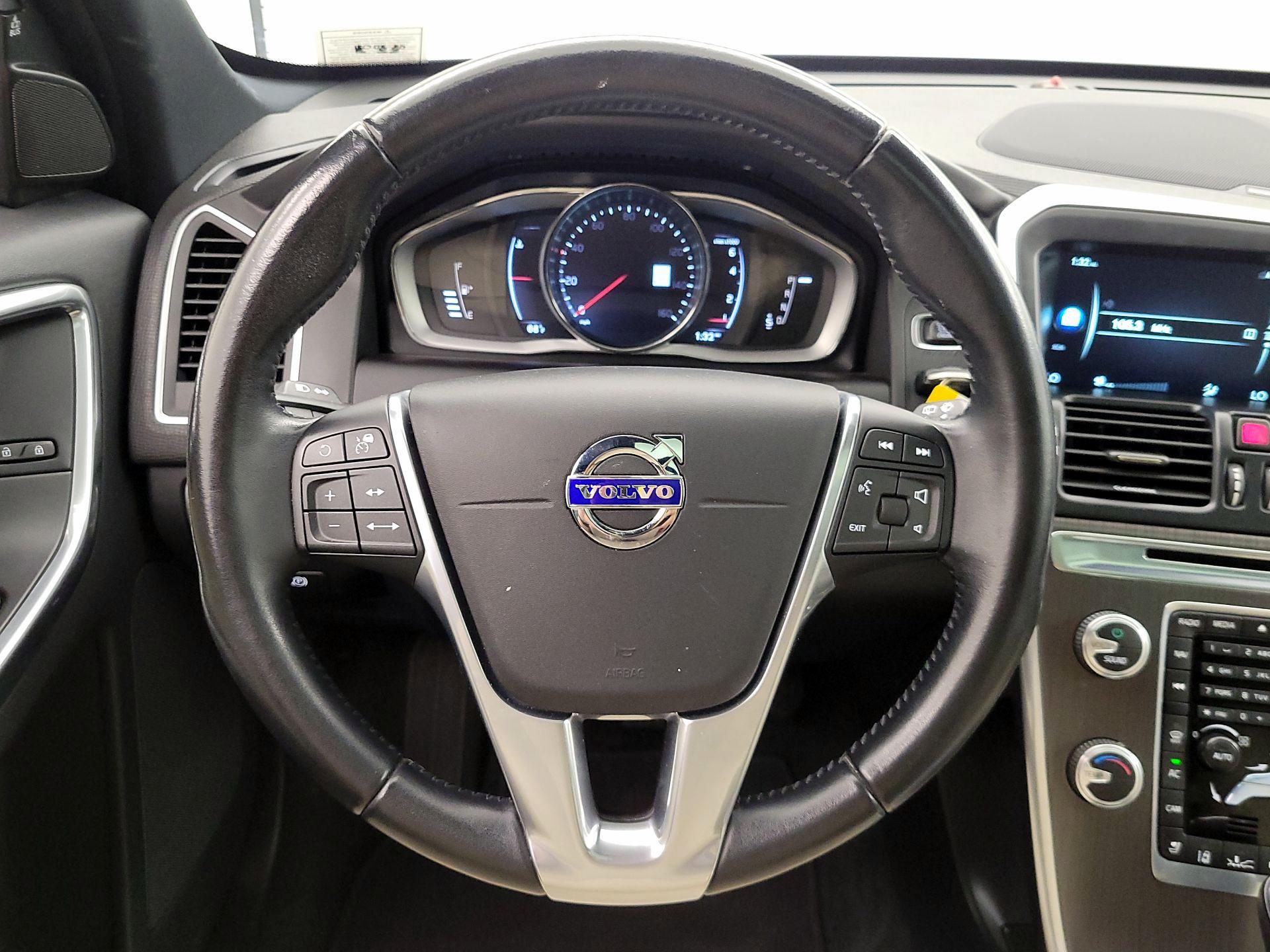 Thumbnail: 2016 Volvo XC60 - 10