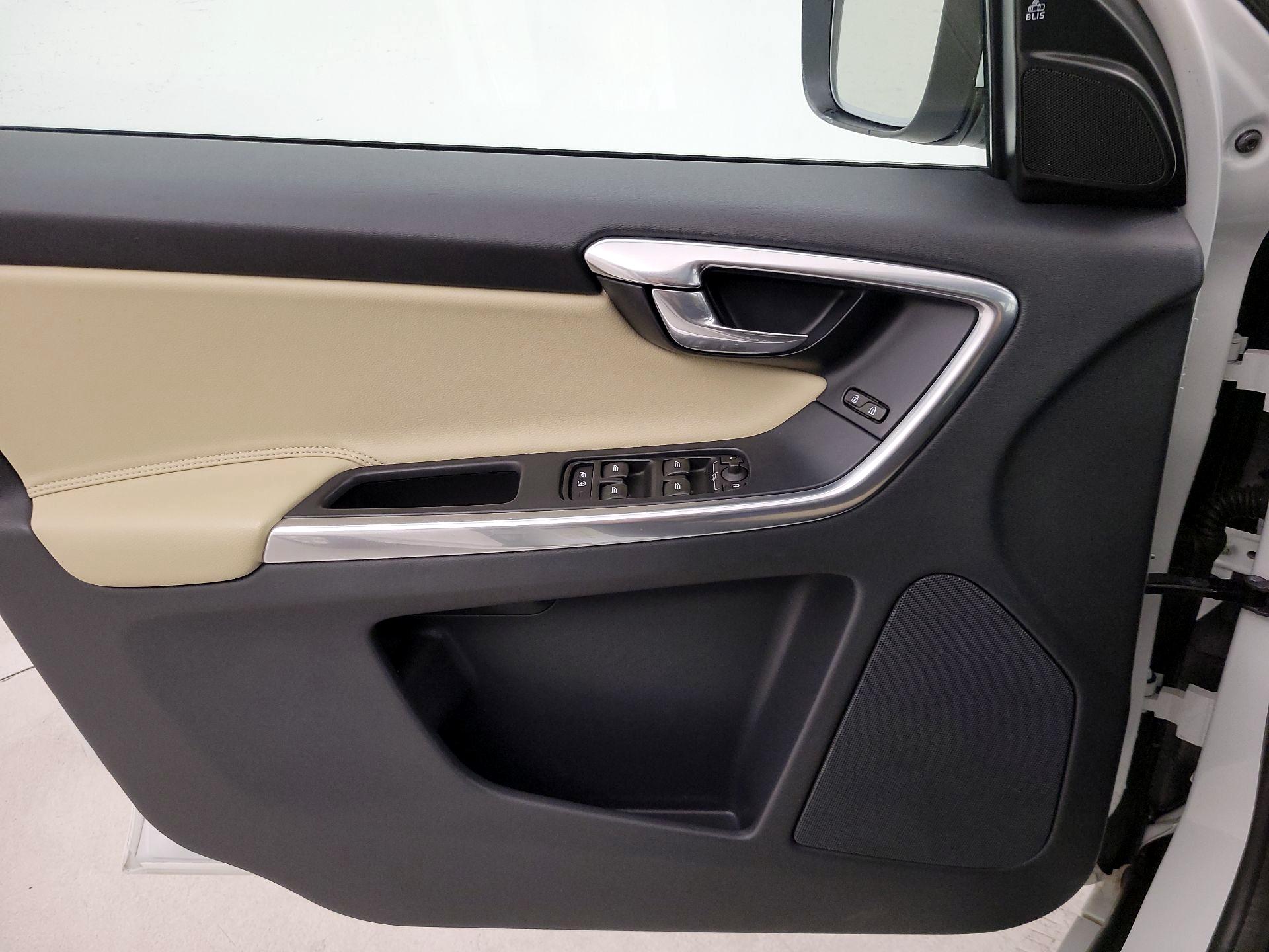 Thumbnail: 2016 Volvo XC60 - 12