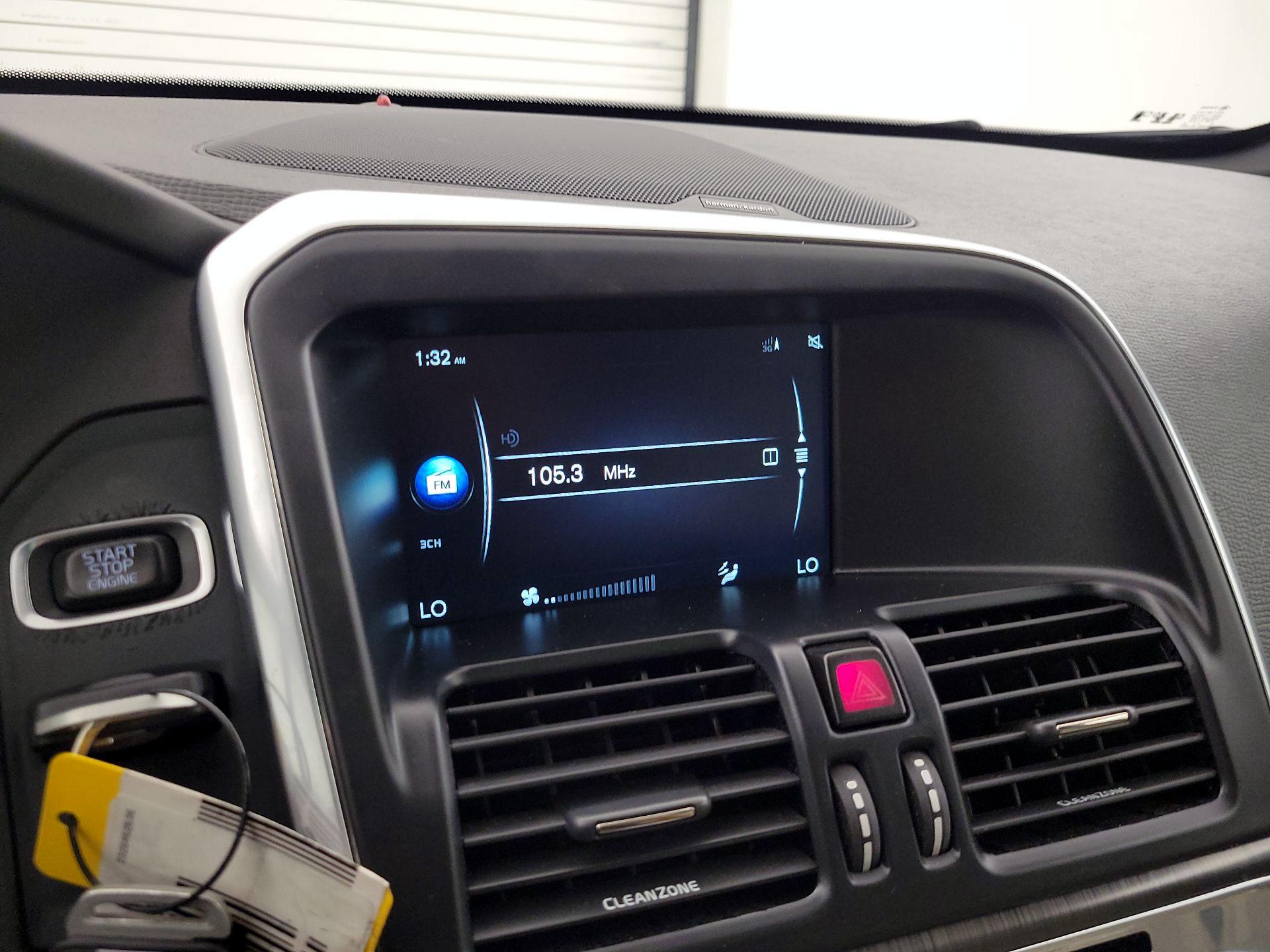 Thumbnail: 2016 Volvo XC60 - 16