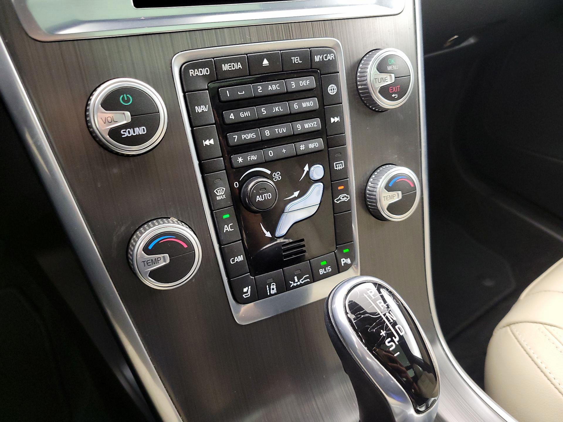 Thumbnail: 2016 Volvo XC60 - 17