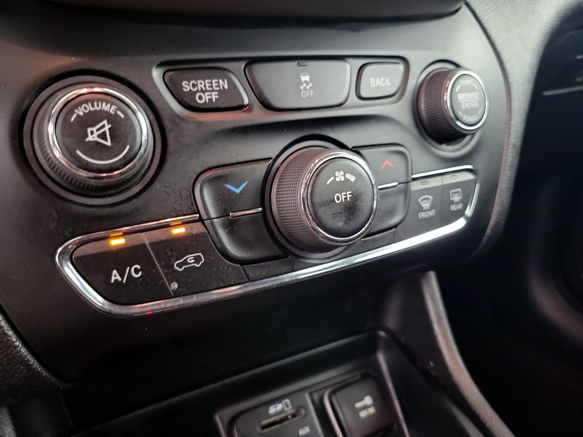 Thumbnail: 2017 Jeep Cherokee - 14
