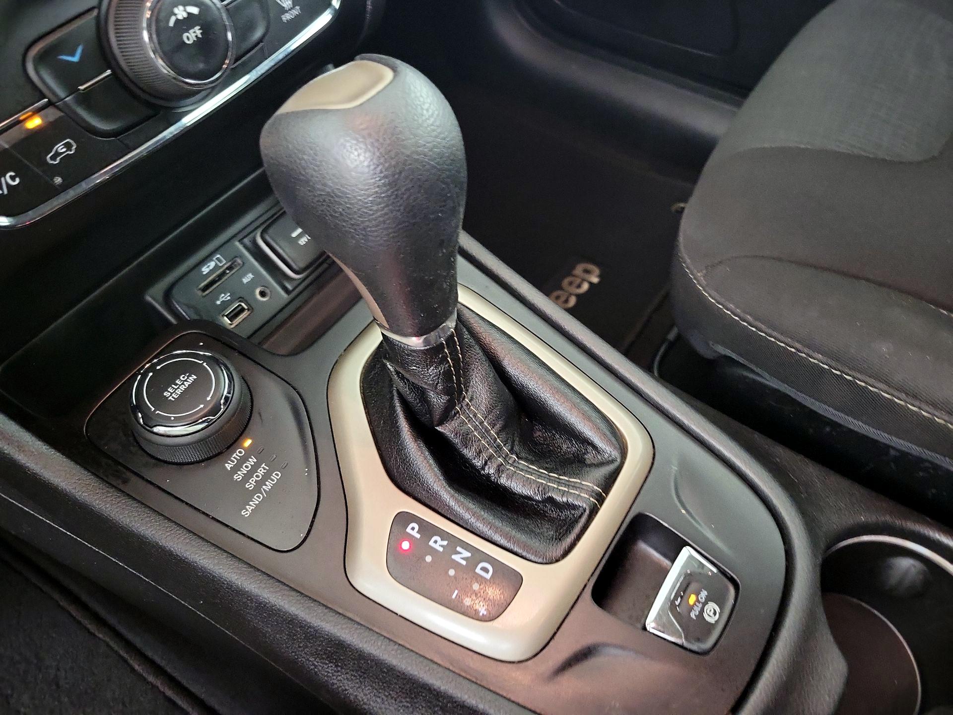 Thumbnail: 2017 Jeep Cherokee - 15