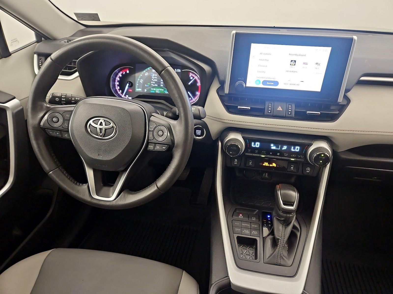 2024 Toyota RAV4 XLE Premium - Photo 11