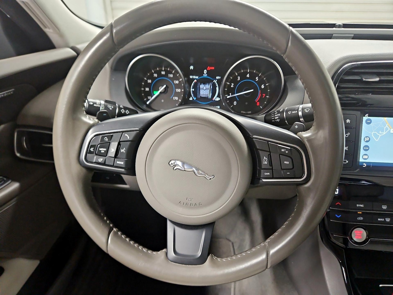 2018 Jaguar XE Premium - Photo 11