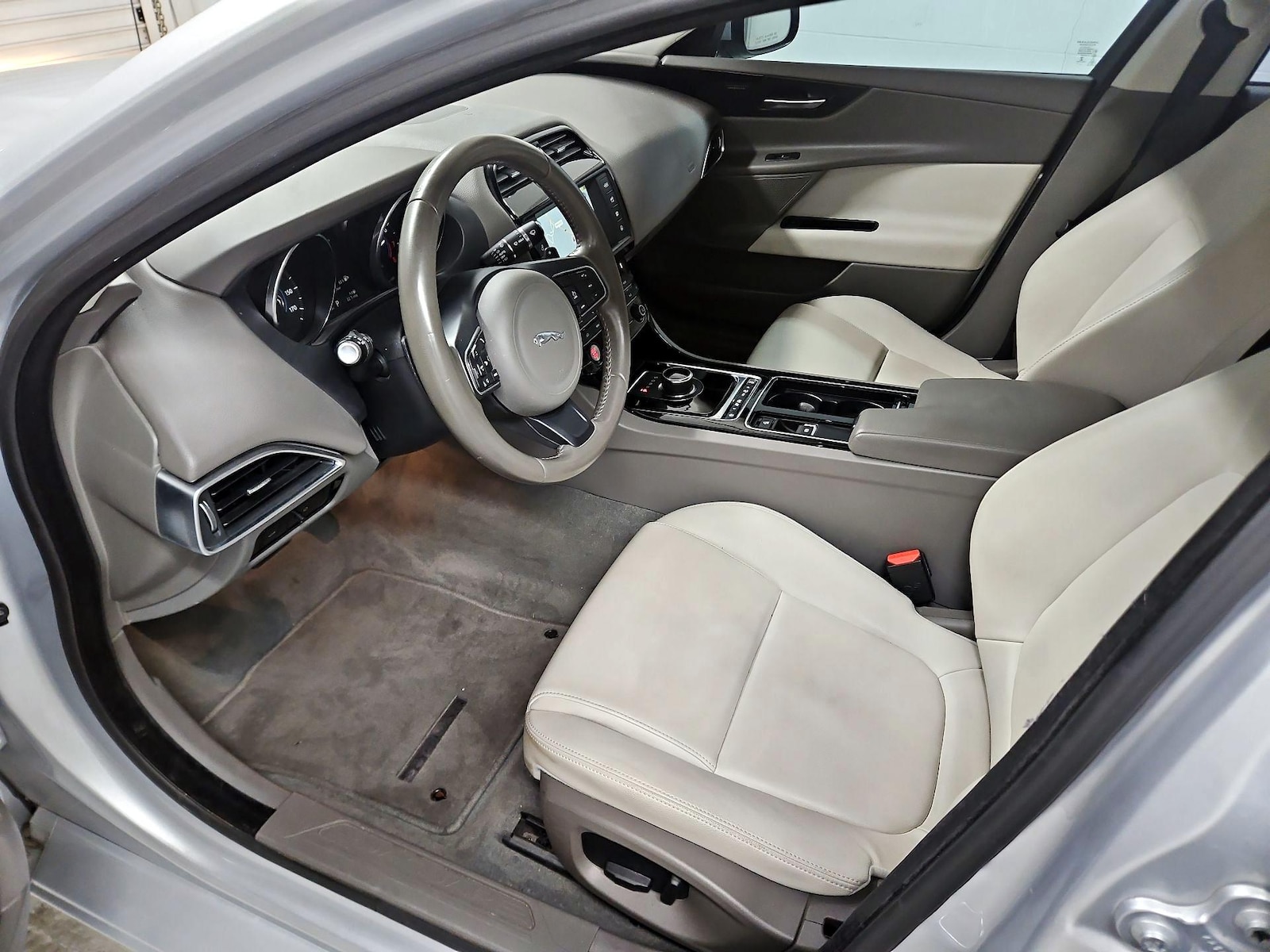 2018 Jaguar XE Premium - Photo 12