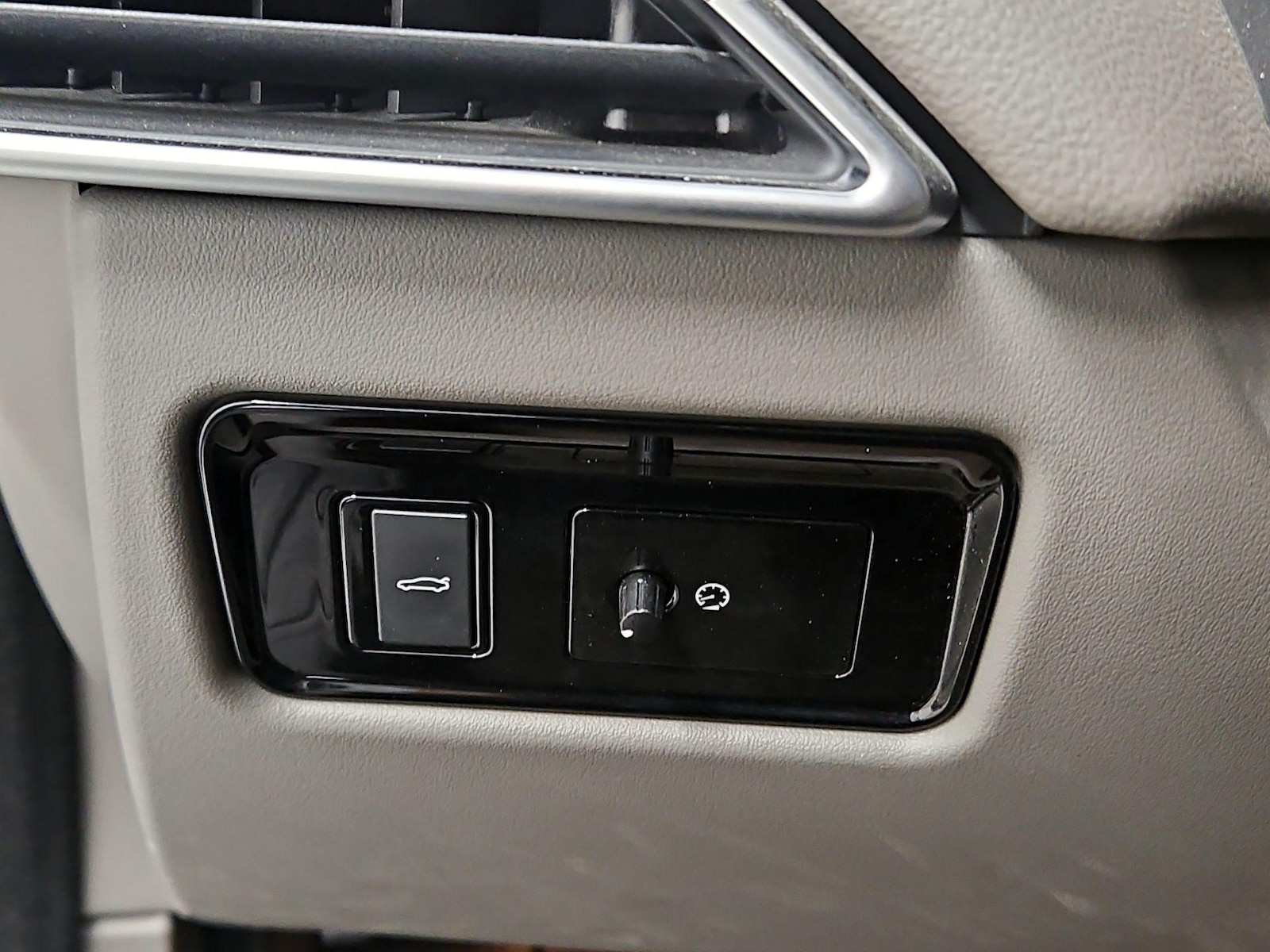 2018 Jaguar XE Premium - Photo 14