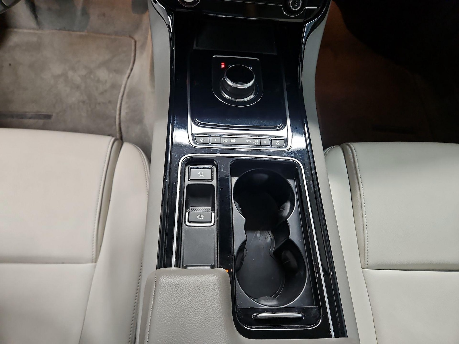 2018 Jaguar XE Premium - Photo 19