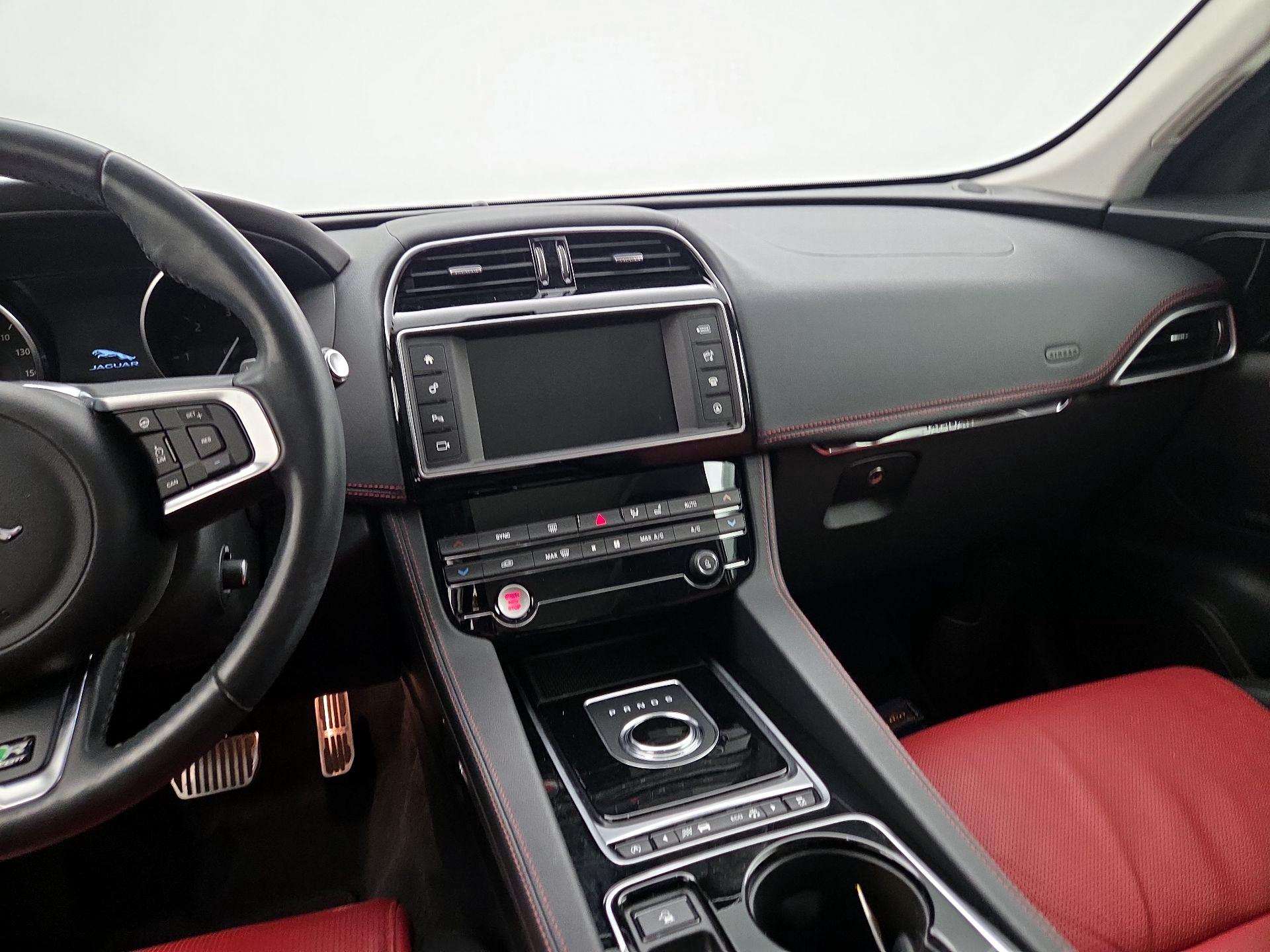 Thumbnail: 2017 Jaguar F-Pace - 9