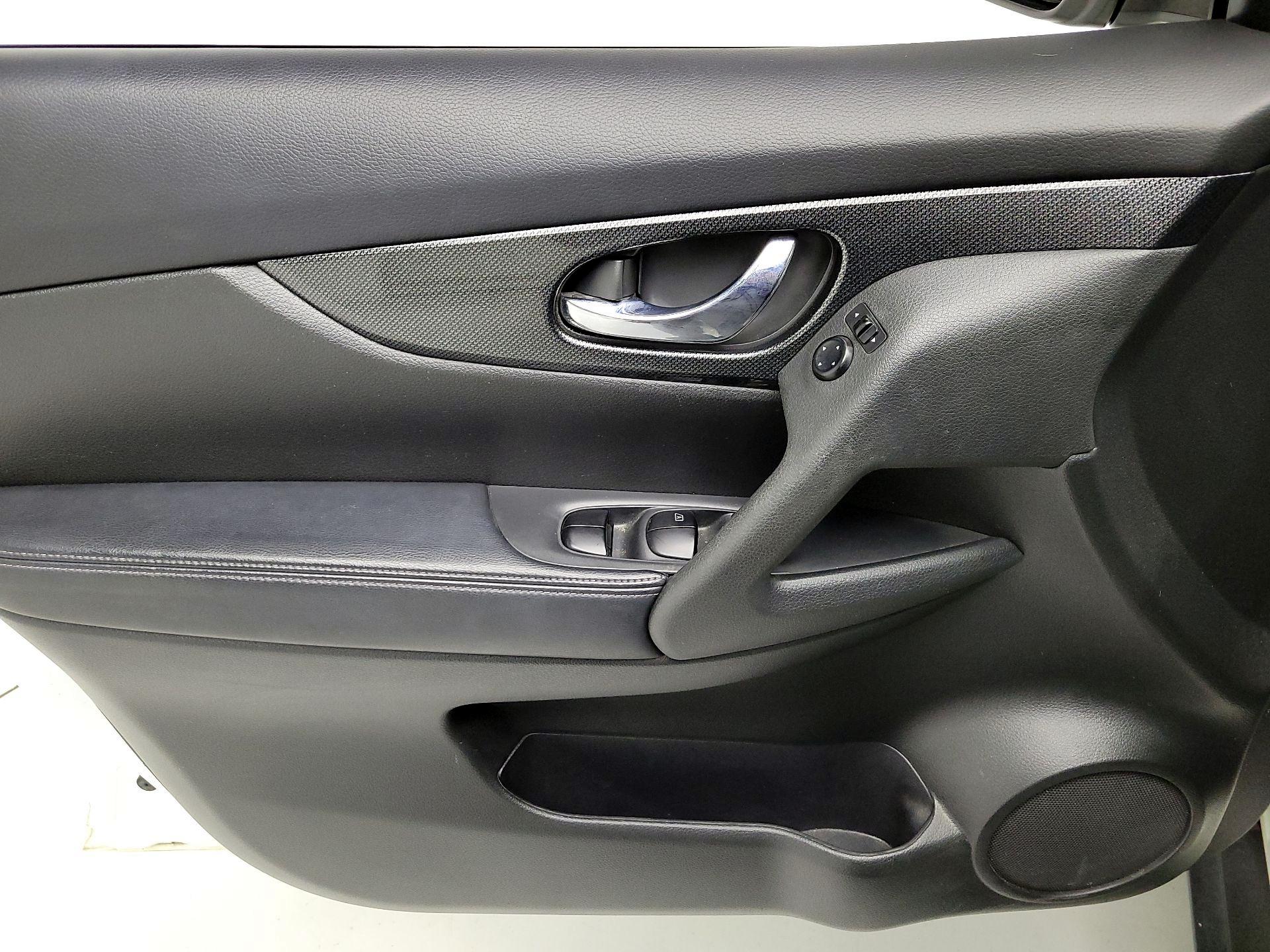 Thumbnail: 2016 Nissan Rogue - 12