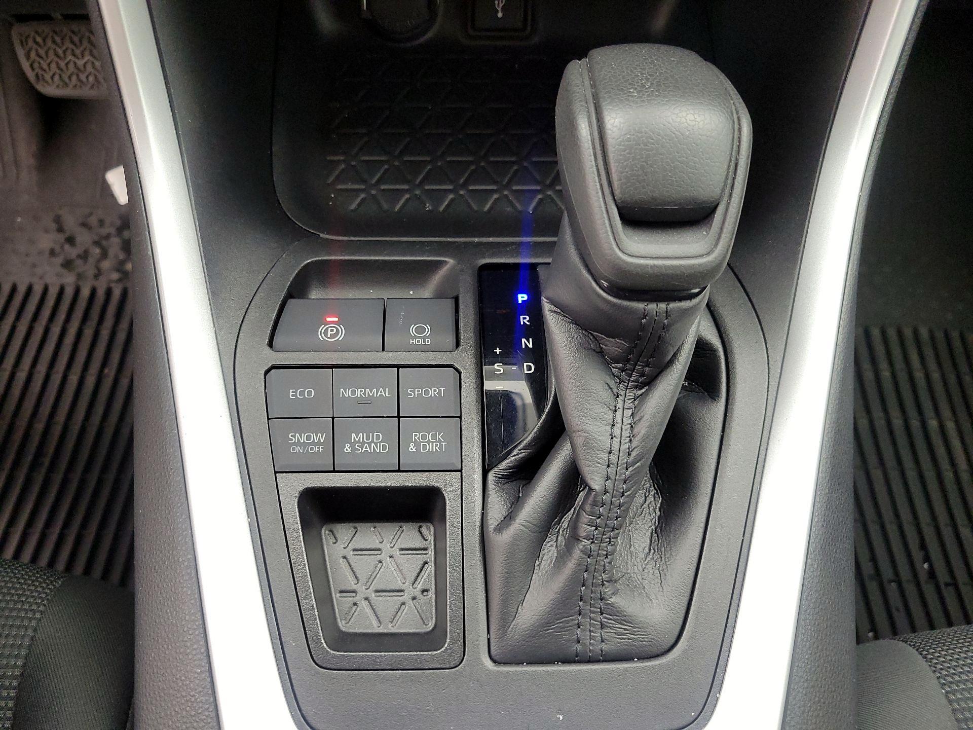 Thumbnail: 2021 Toyota RAV4 - 17