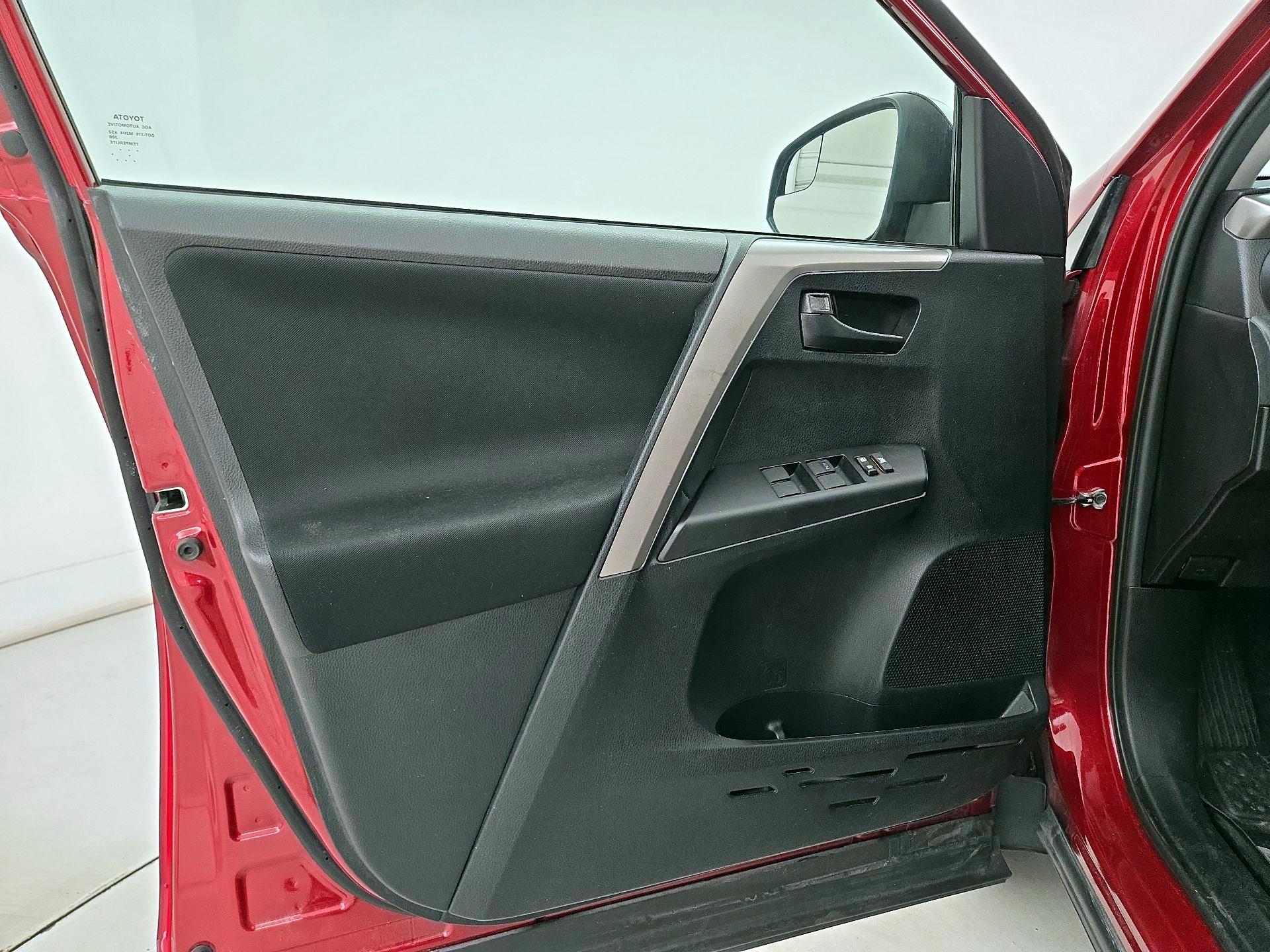 Thumbnail: 2018 Toyota RAV4 - 12