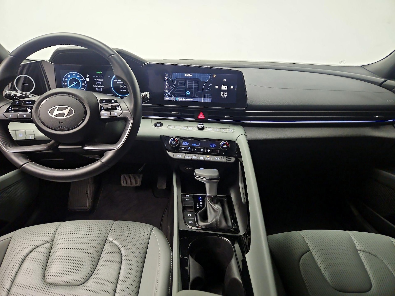 2025 Hyundai Elantra Limited - Photo 10