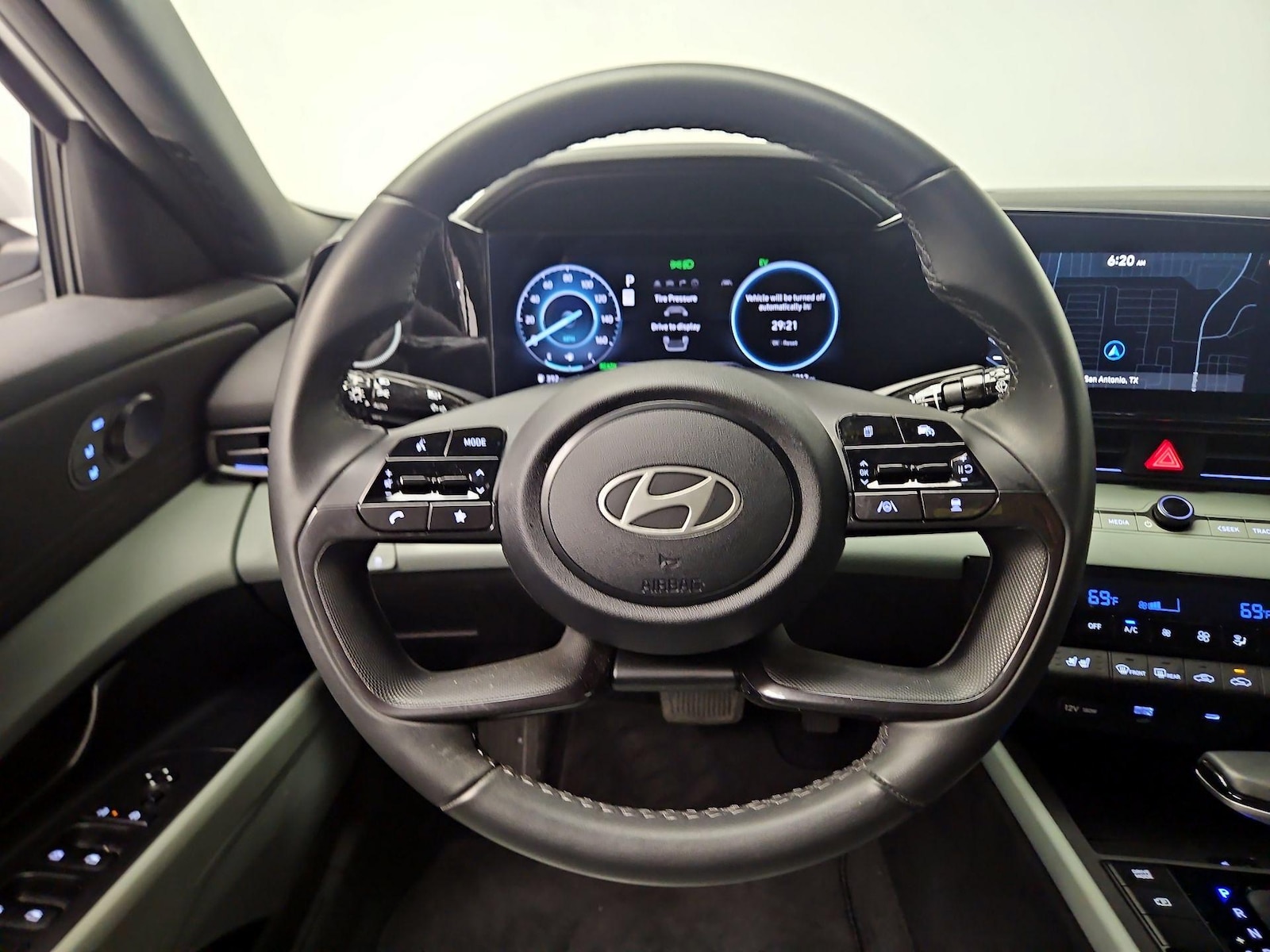 2025 Hyundai Elantra Limited - Photo 11