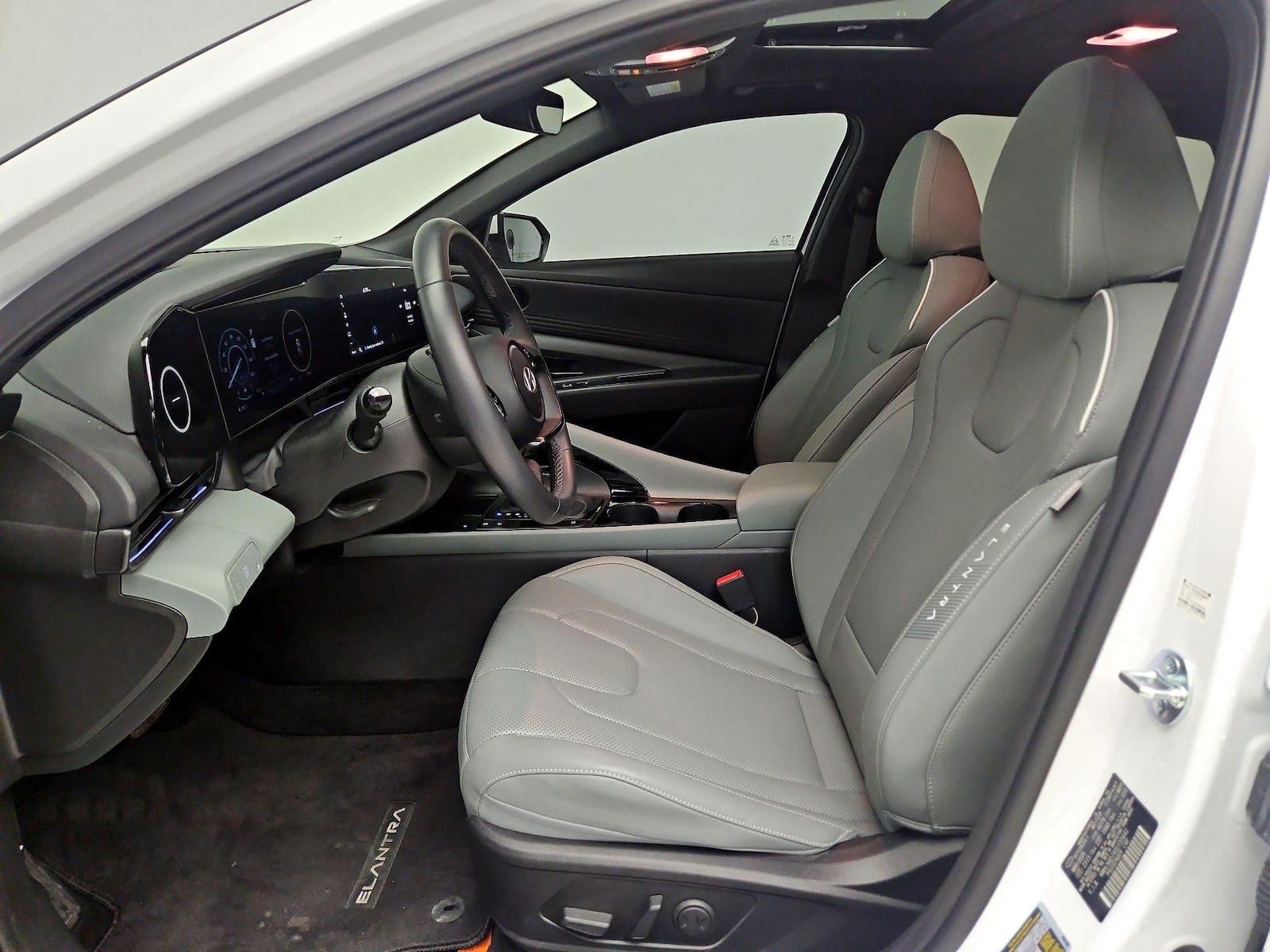 2025 Hyundai Elantra Limited - Photo 12