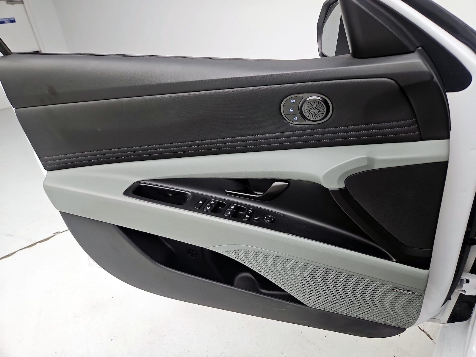 2025 Hyundai Elantra Limited - Photo 13