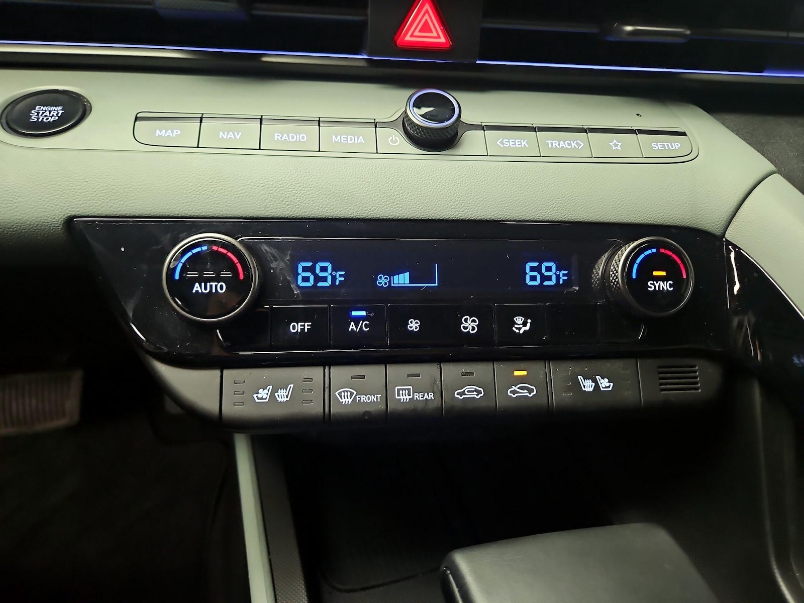 2025 Hyundai Elantra Limited - Photo 18