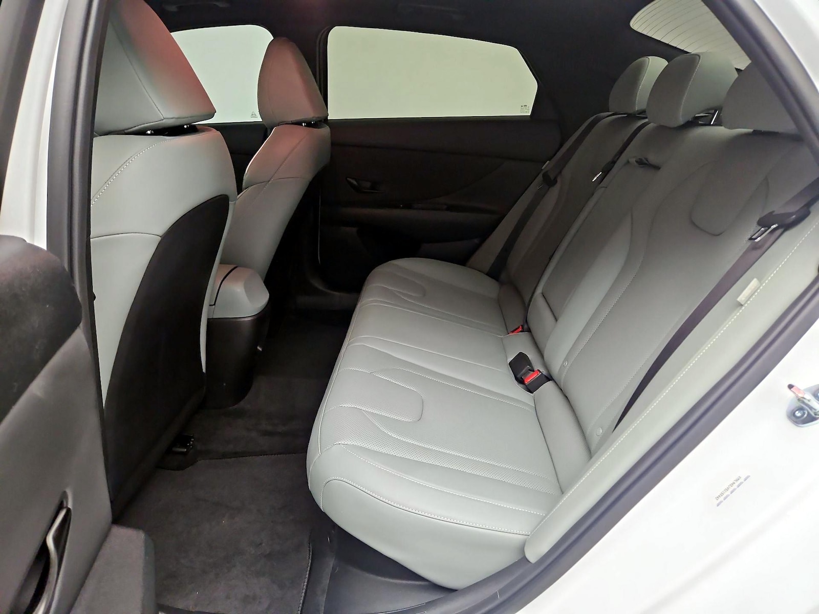 2025 Hyundai Elantra Limited - Photo 22