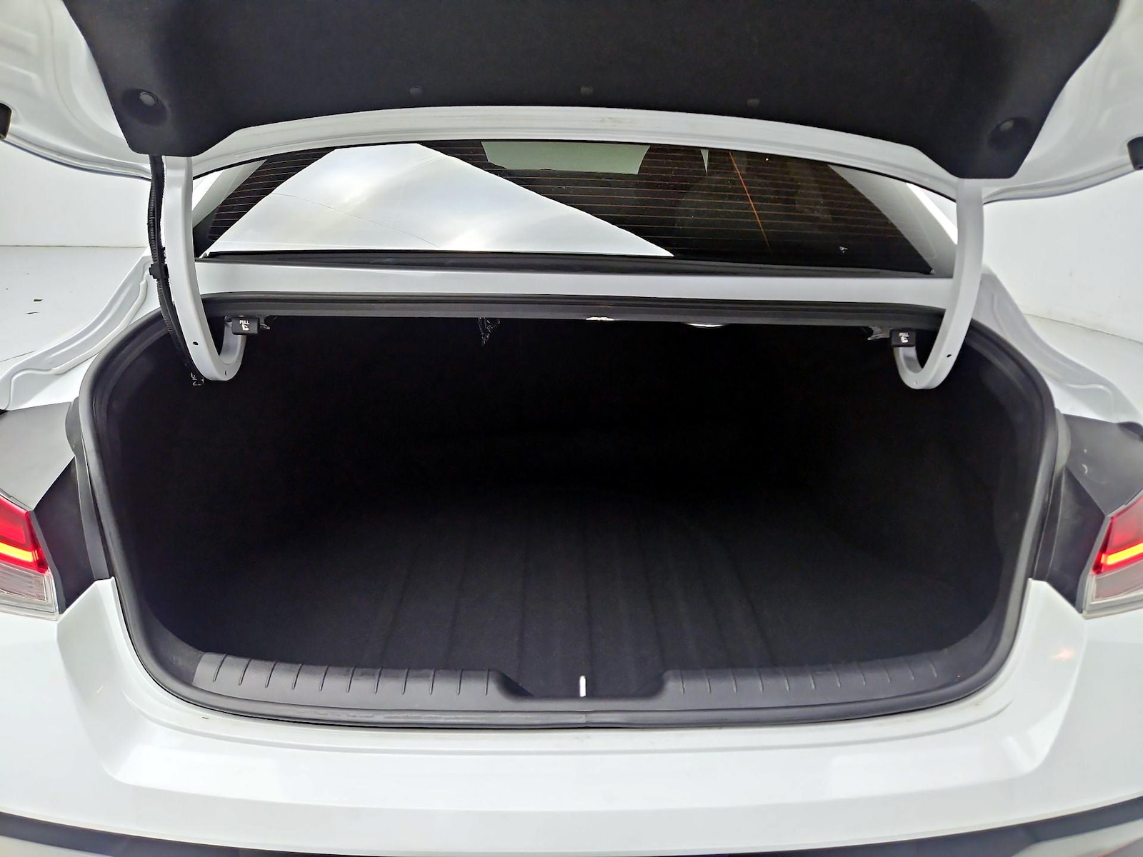 2025 Hyundai Elantra Limited - Photo 23