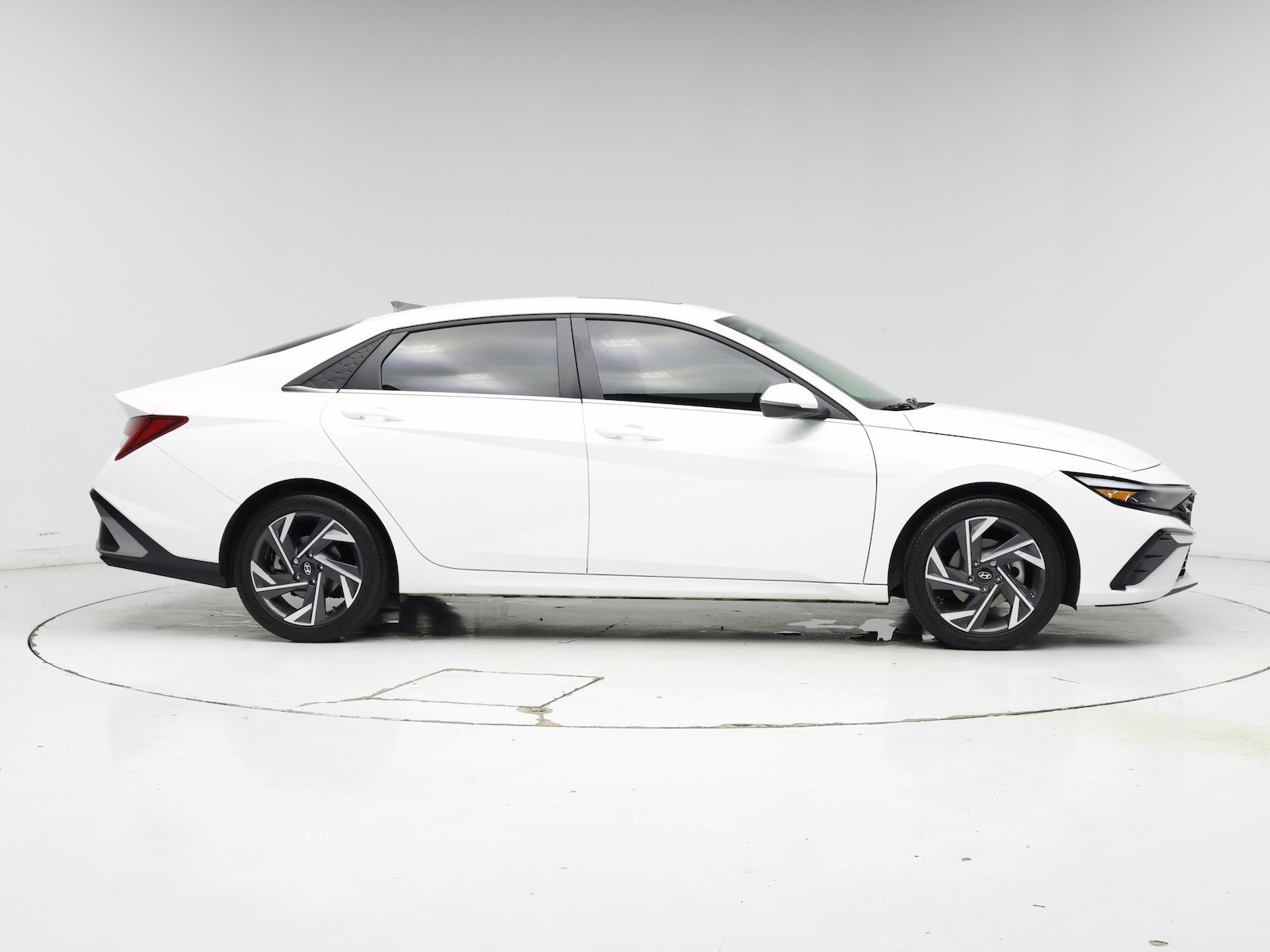 2025 Hyundai Elantra Limited - Photo 8