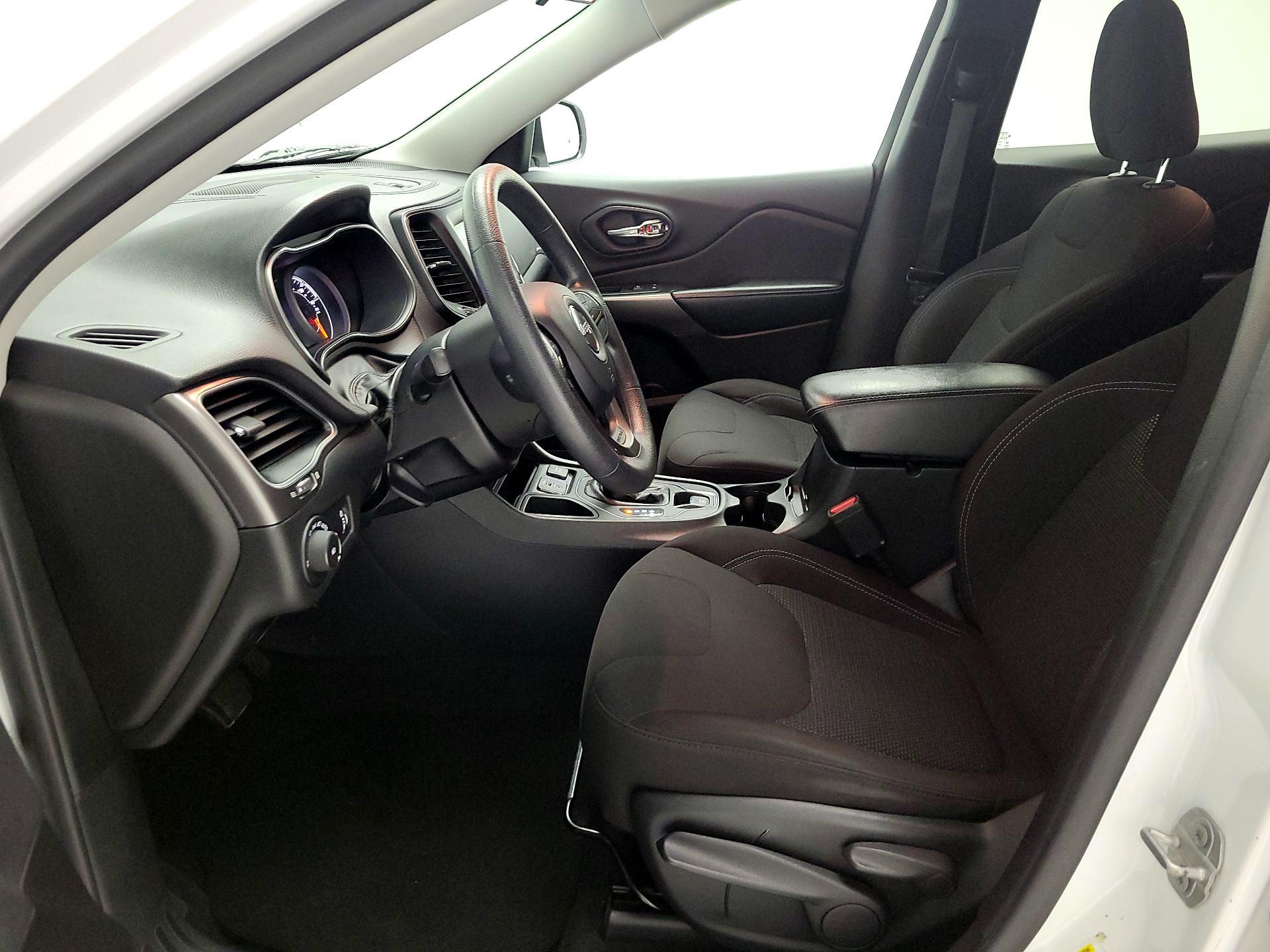 Thumbnail: 2019 Jeep Cherokee - 11