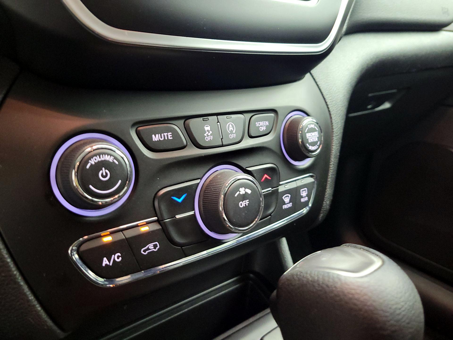 Thumbnail: 2019 Jeep Cherokee - 14