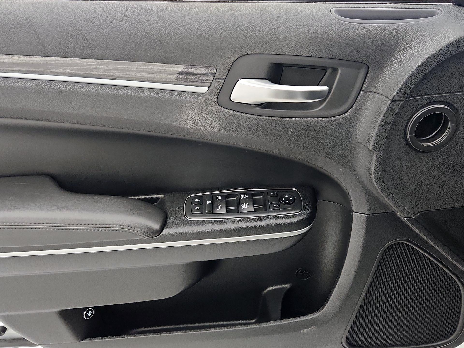 Thumbnail: 2019 Chrysler 300 - 12