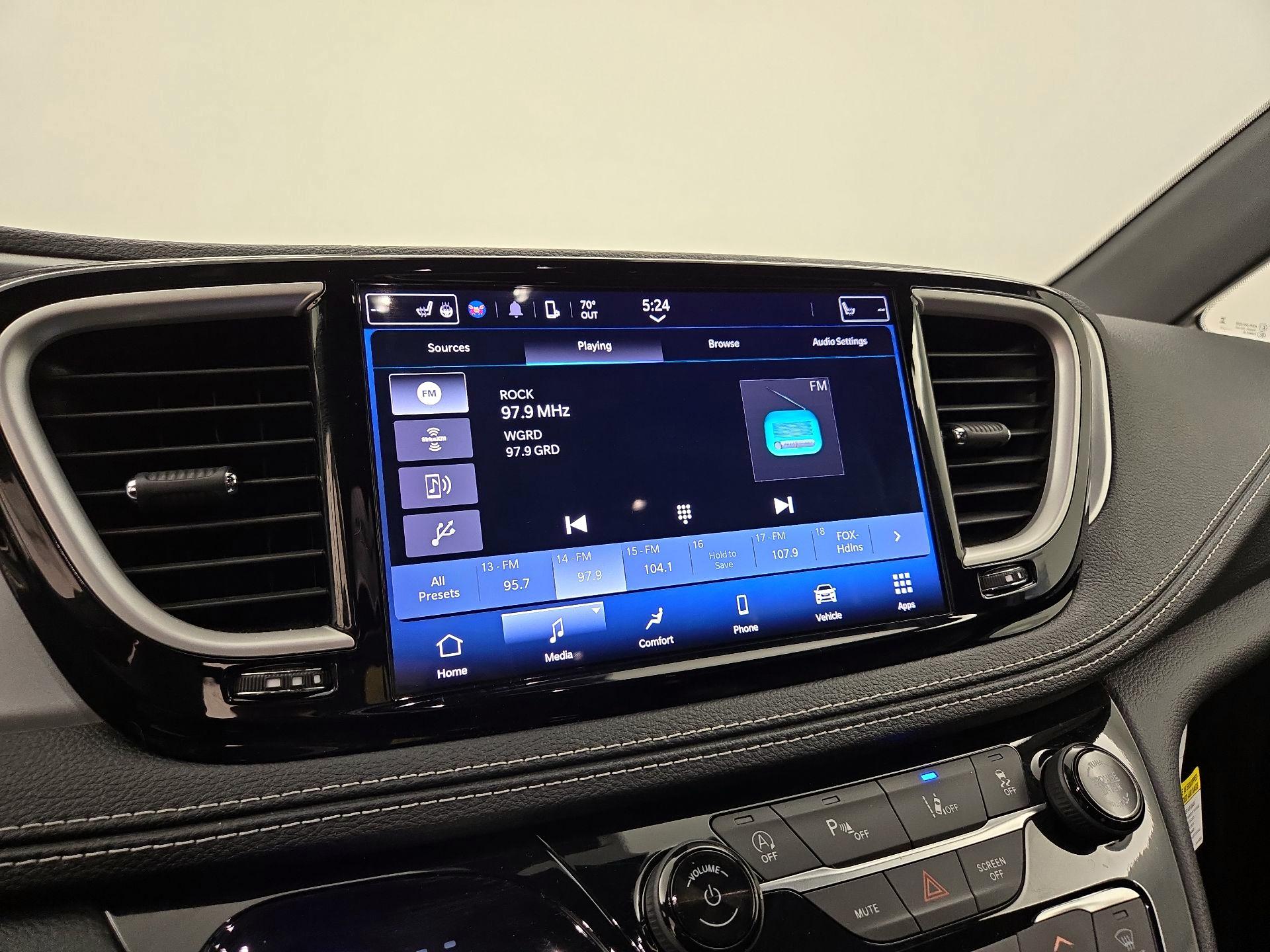 Thumbnail: 2023 Chrysler Pacifica - 15
