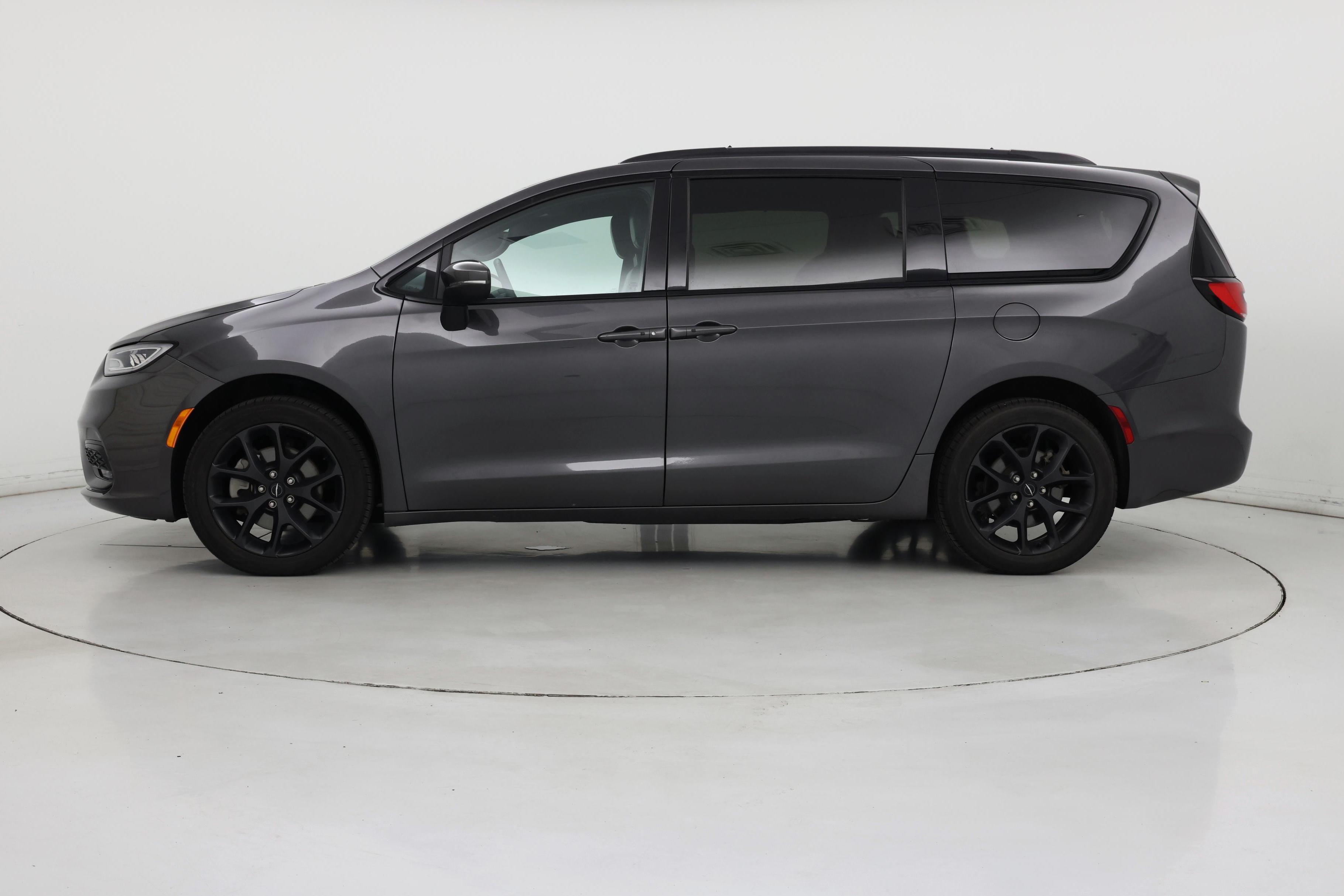 Thumbnail: 2023 Chrysler Pacifica - 3