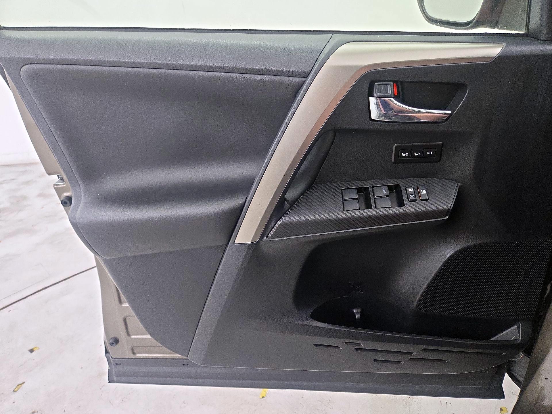 Thumbnail: 2015 Toyota RAV4 - 12