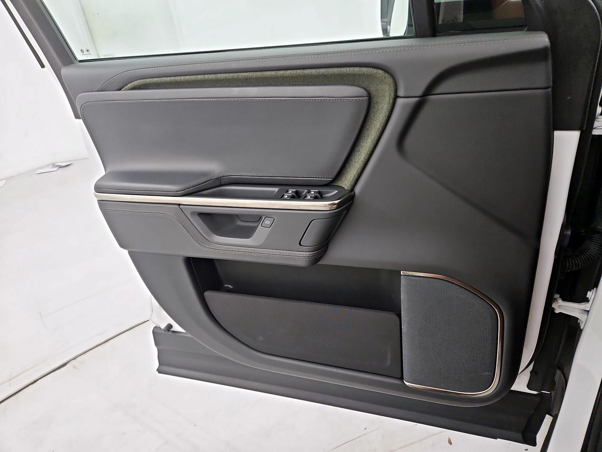 Thumbnail: 2025 Rivian R1S - 12