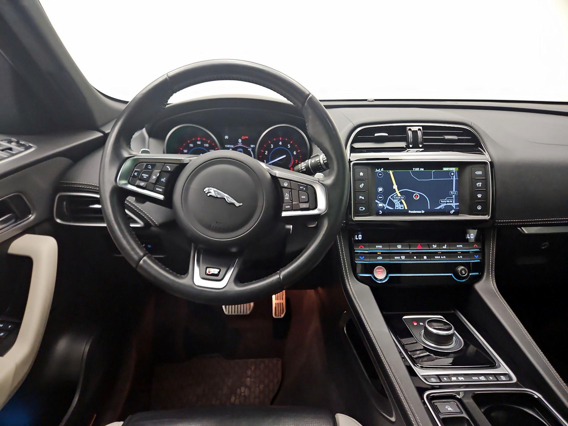 Thumbnail: 2018 Jaguar F-Pace - 10