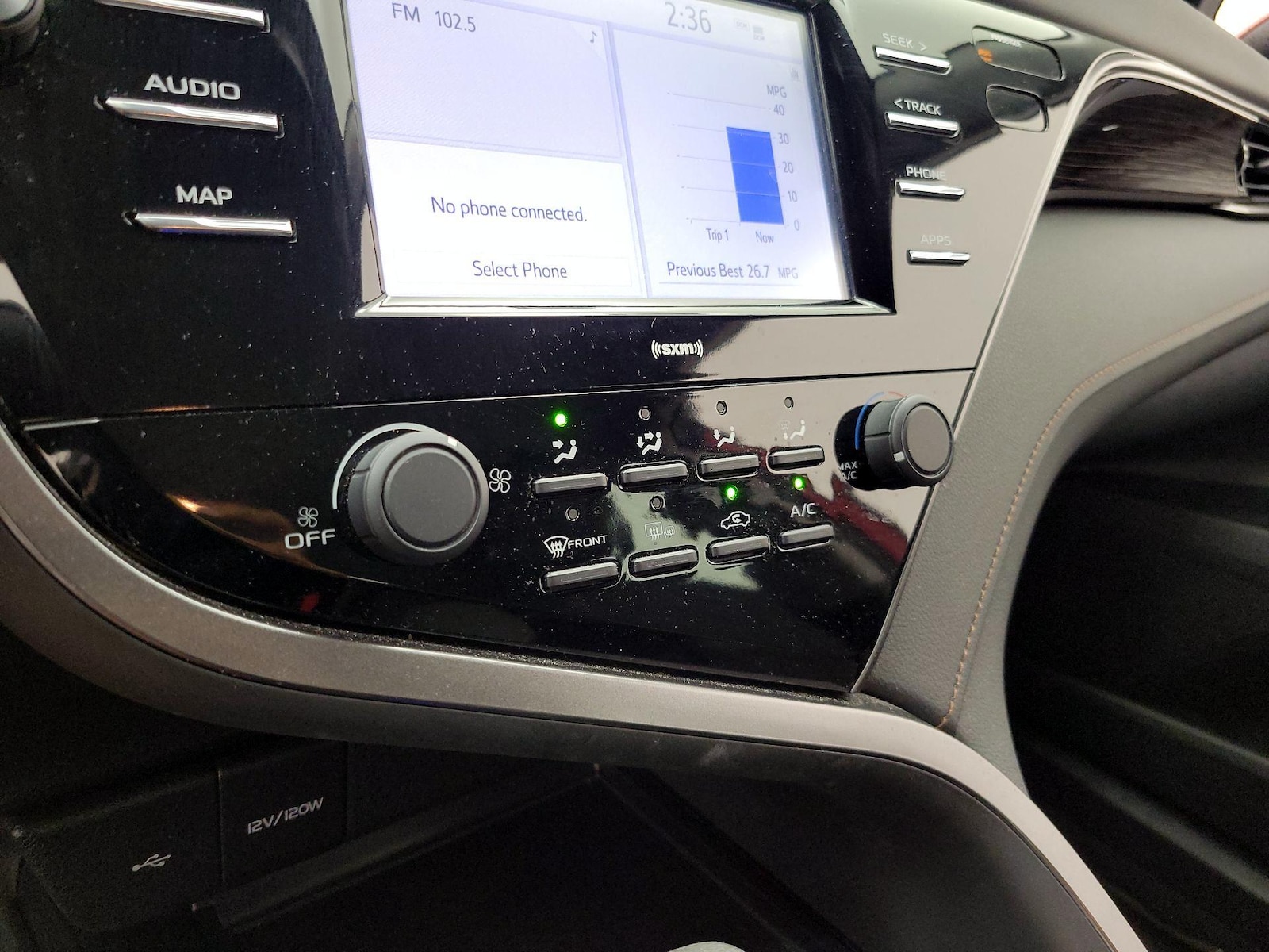 2020 Toyota Camry LE - Photo 18
