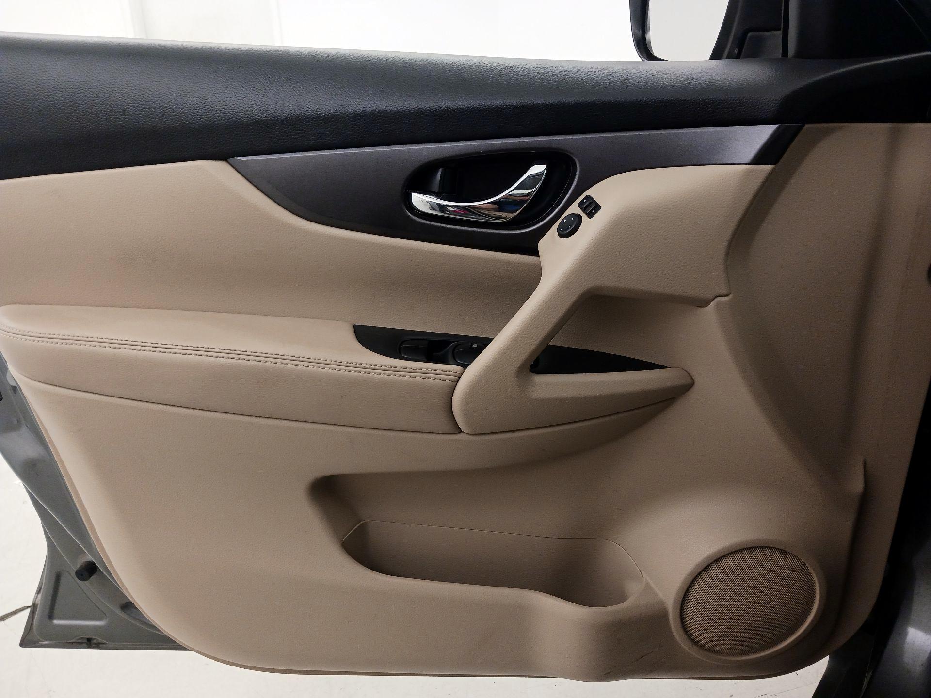 Thumbnail: 2016 Nissan Rogue - 12