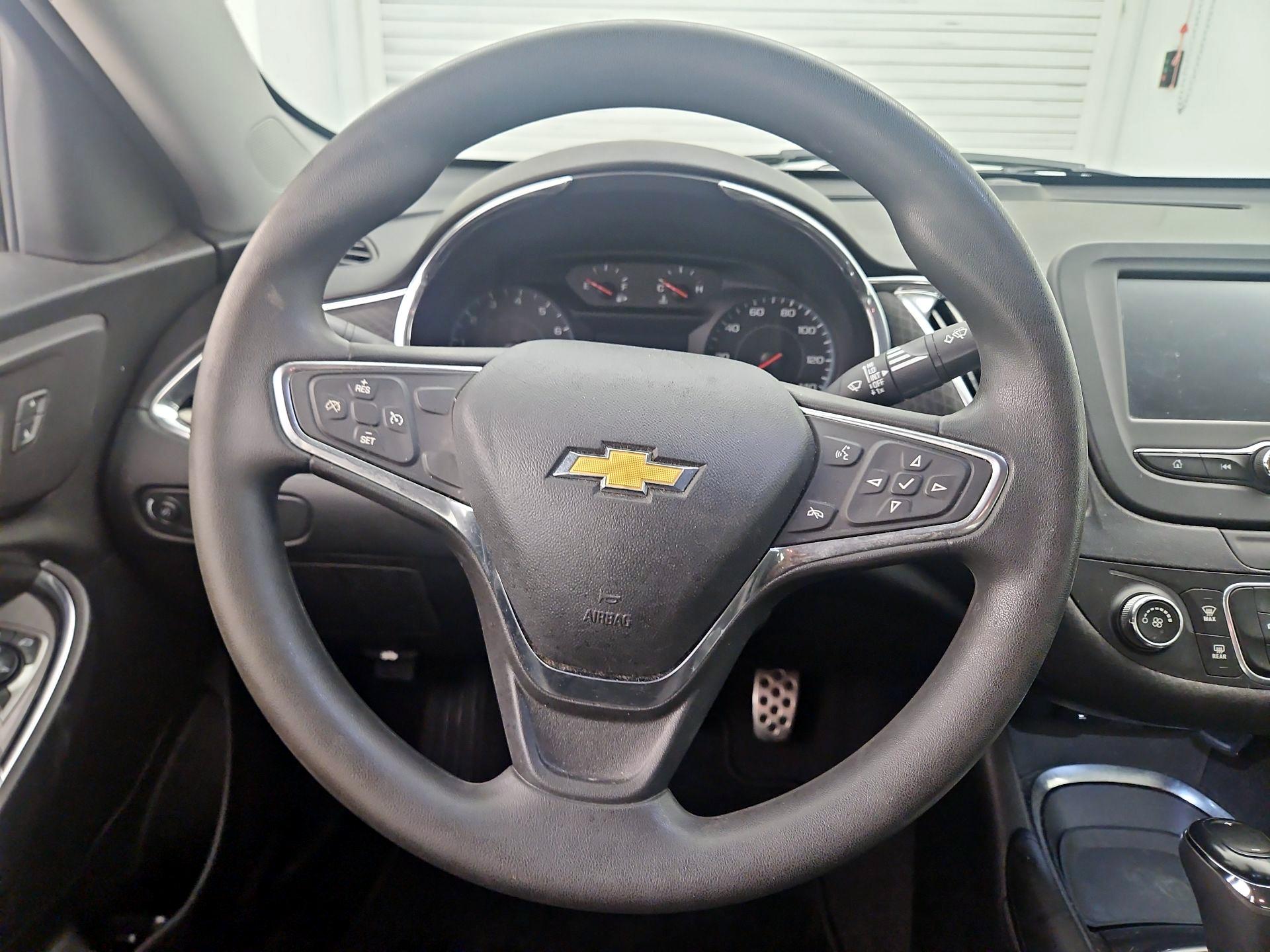 Thumbnail: 2017 Chevrolet Malibu - 10