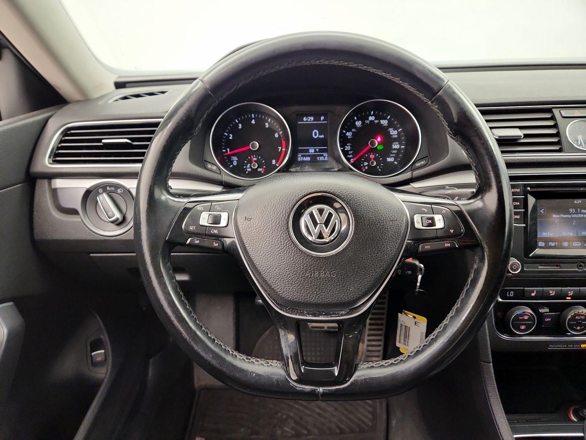Thumbnail: 2016 Volkswagen Passat - 10